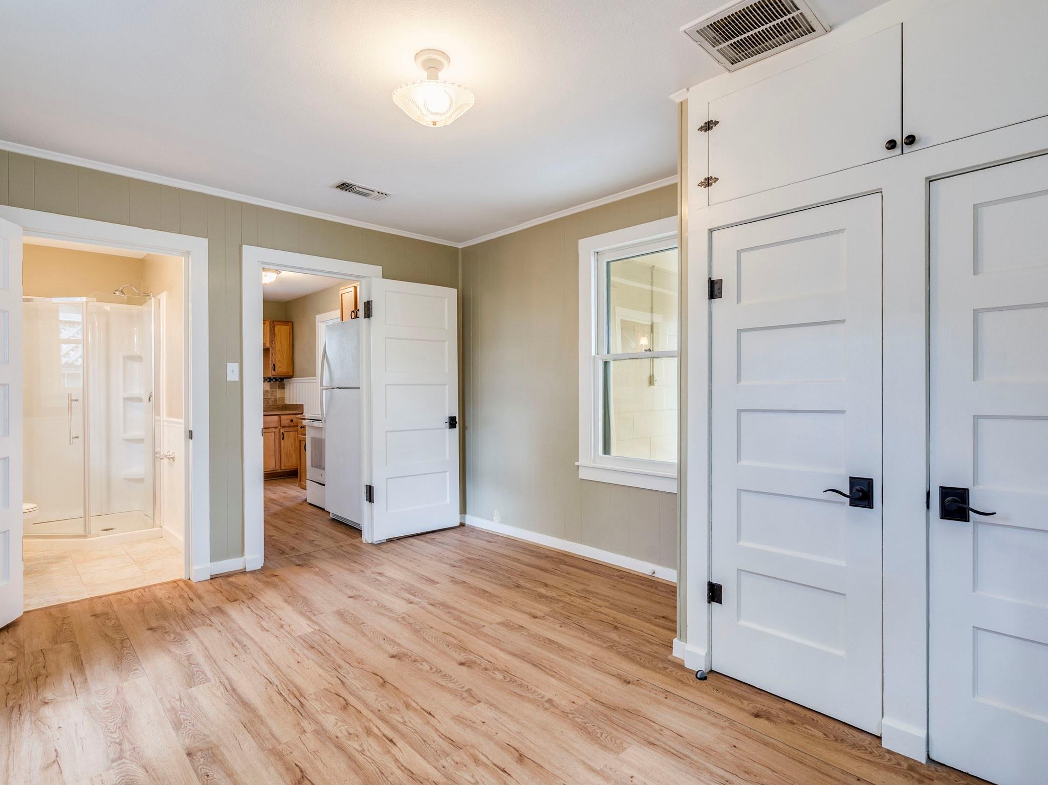 Image 37 of 40 For 351 Guenther Ave