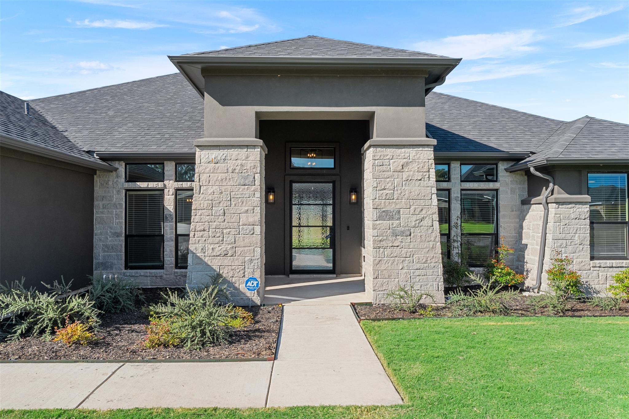 Image 3 of 40 For 914 High Plains Dr