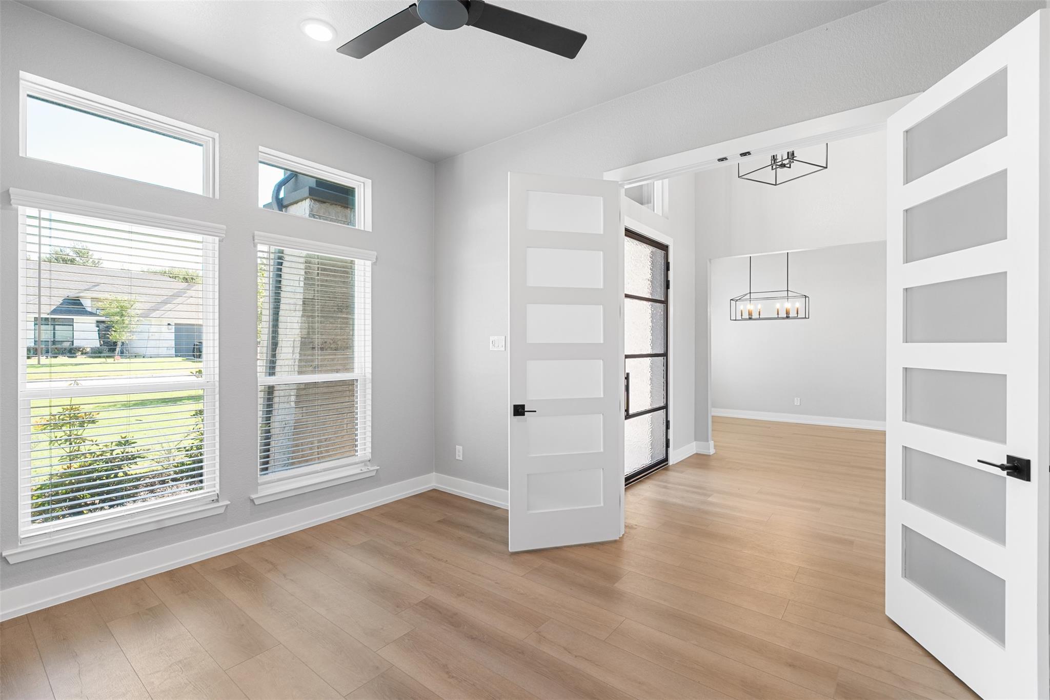 Image 5 of 40 For 914 High Plains Dr