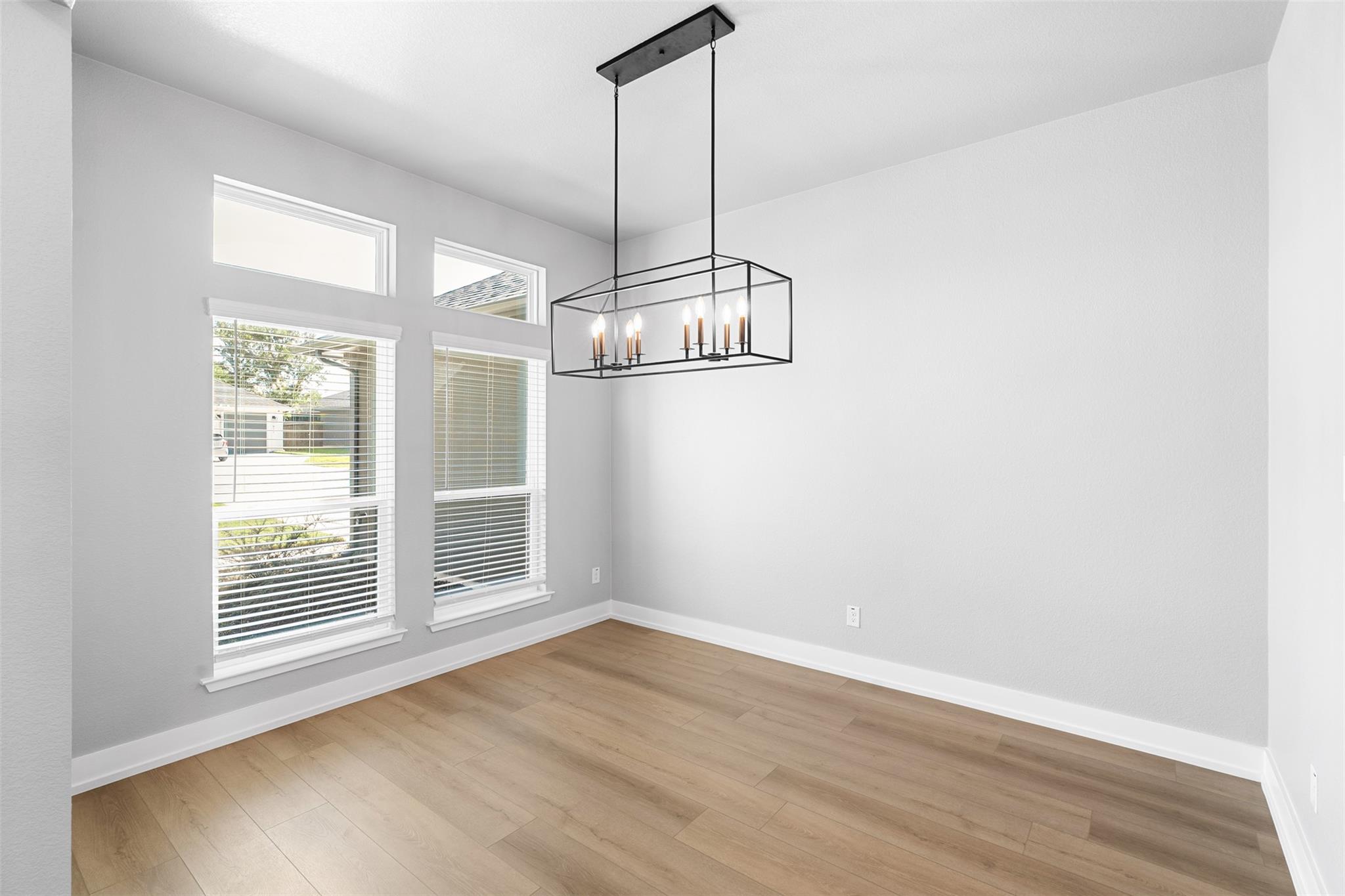 Image 7 of 40 For 914 High Plains Dr