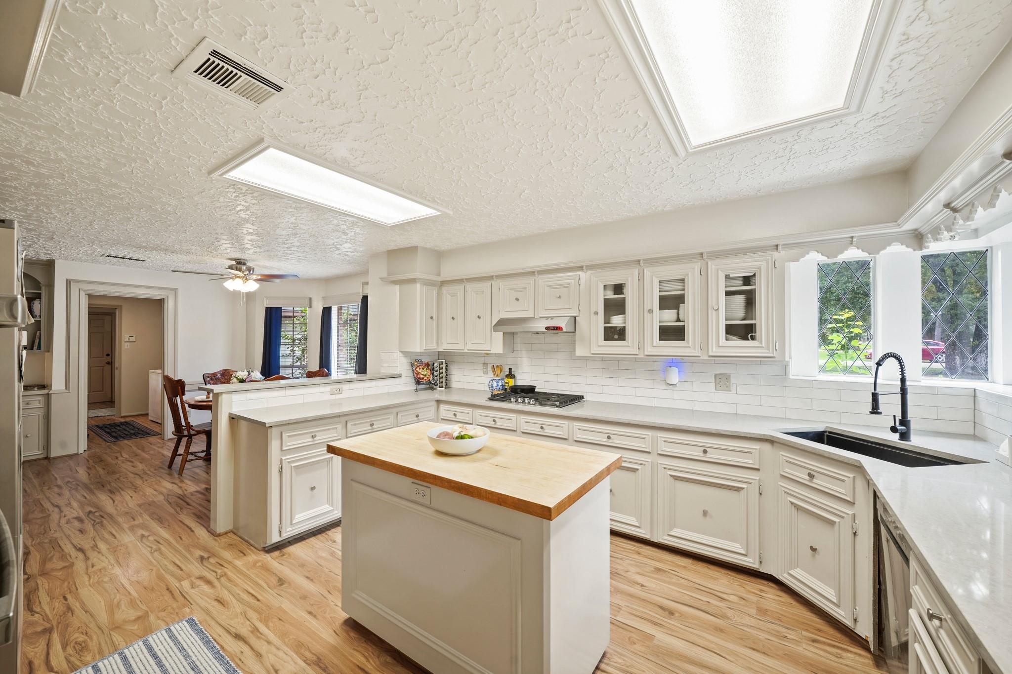 Image 17 of 38 For 13218 Blossomheath Rd