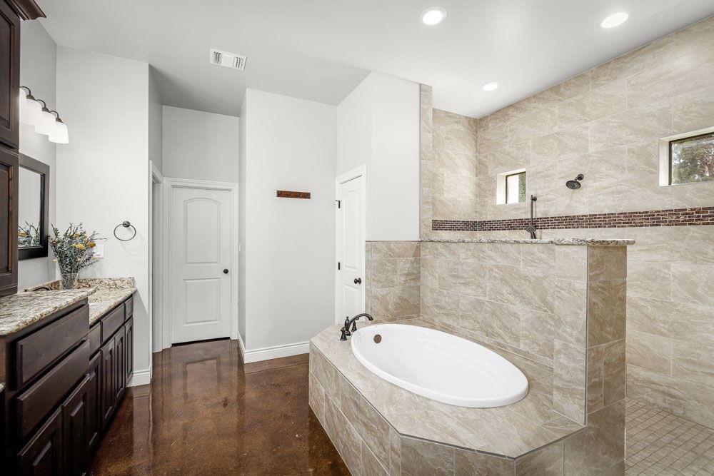 Image 14 of 40 For 750 Cambridge Dr