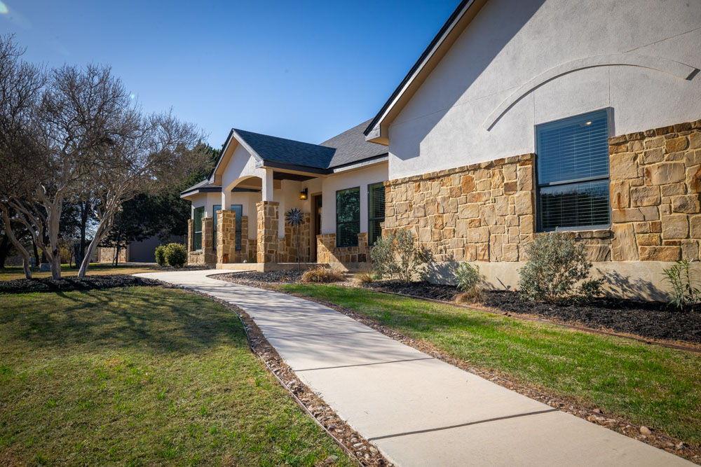 Image 2 of 40 For 750 Cambridge Dr
