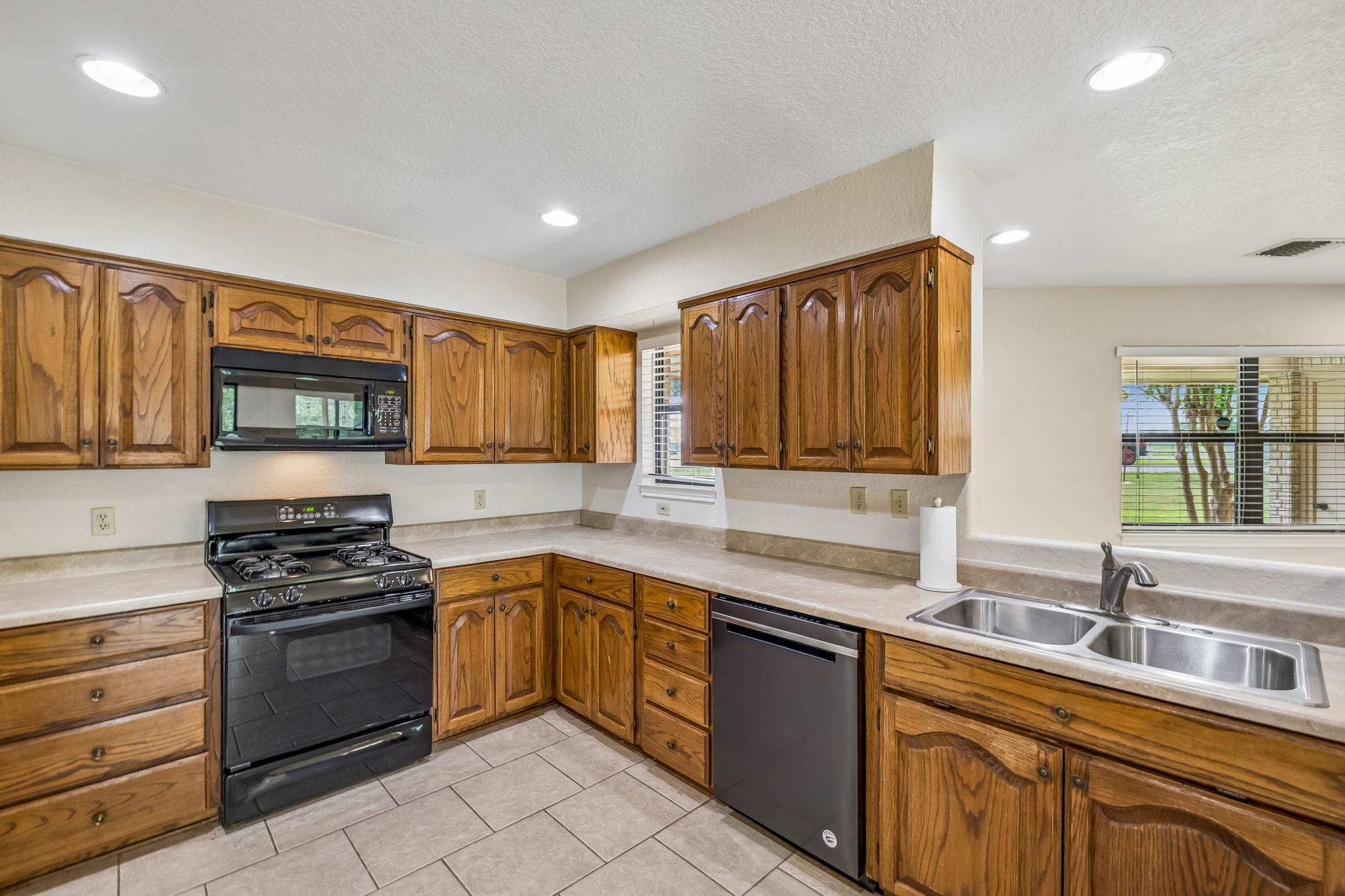 Image 13 of 28 For 900 Boenig St