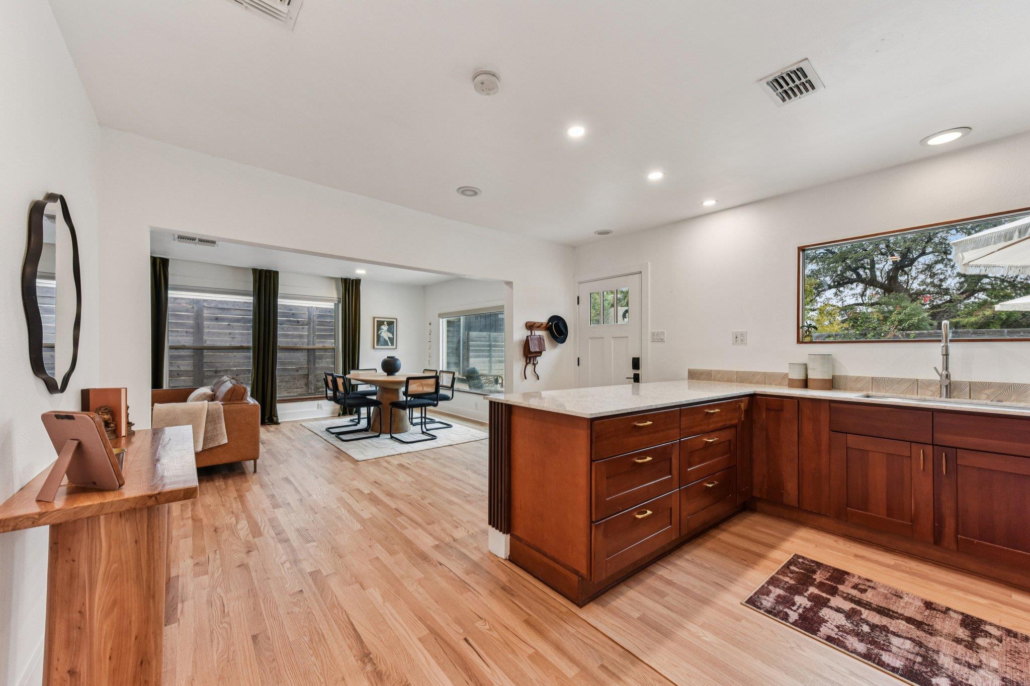 Image 2 of 40 For 1101 Manlove St