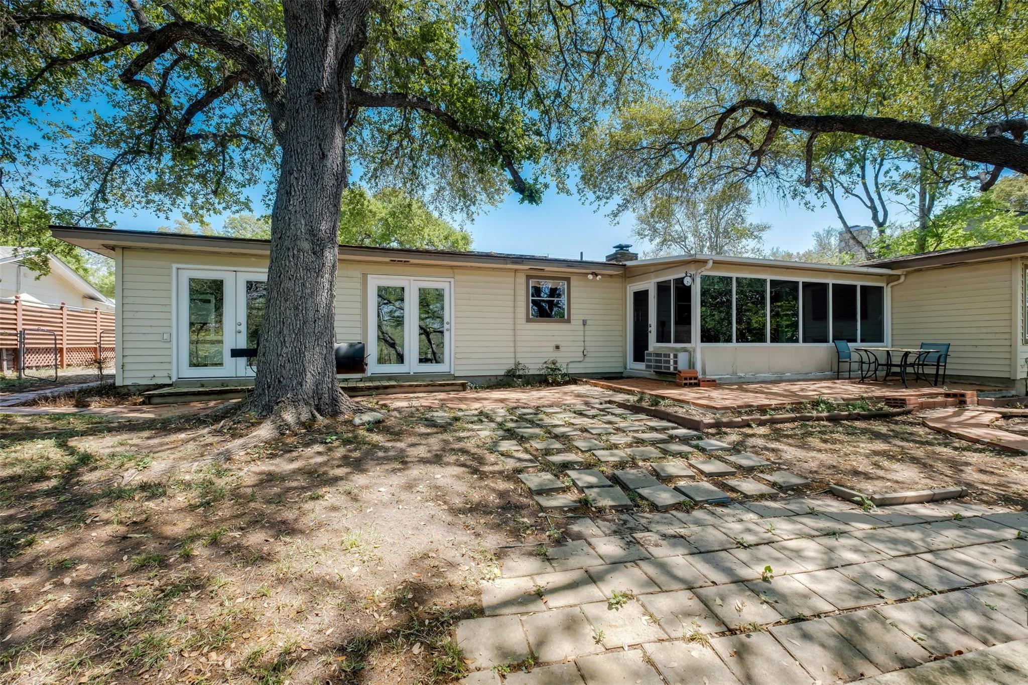 Image 24 of 30 For 706 Gloria Dr