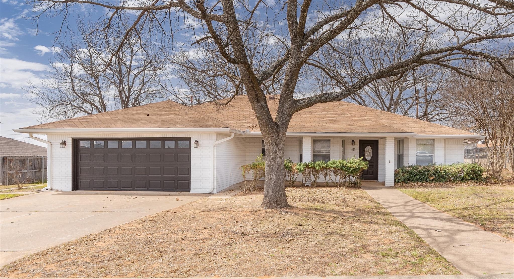 Details for 111 Edgewood Dr, Fredericksburg, TX 78624