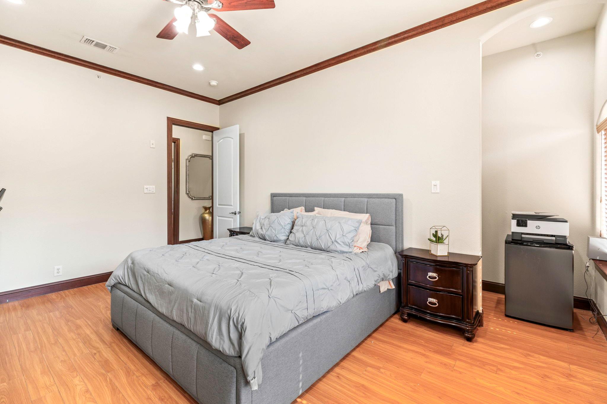 Image 23 of 34 For 1202 Flores St 105