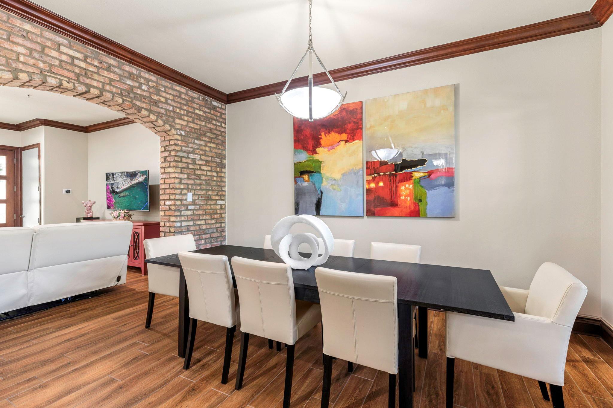 Image 5 of 34 For 1202 Flores St 105