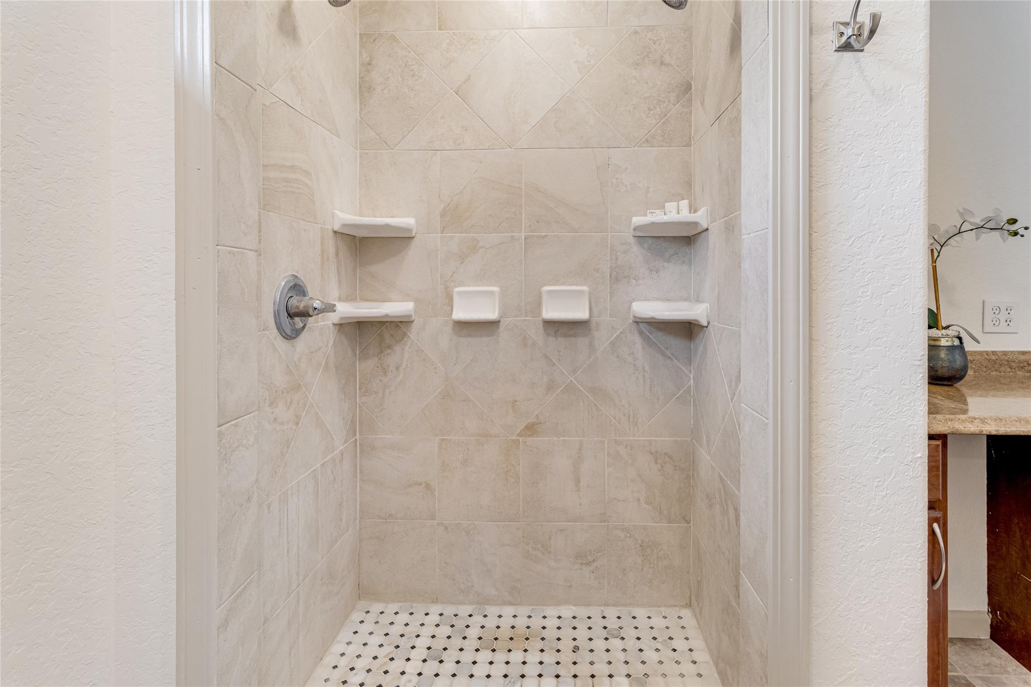 Image 14 of 28 For 1374 Forest View Dr