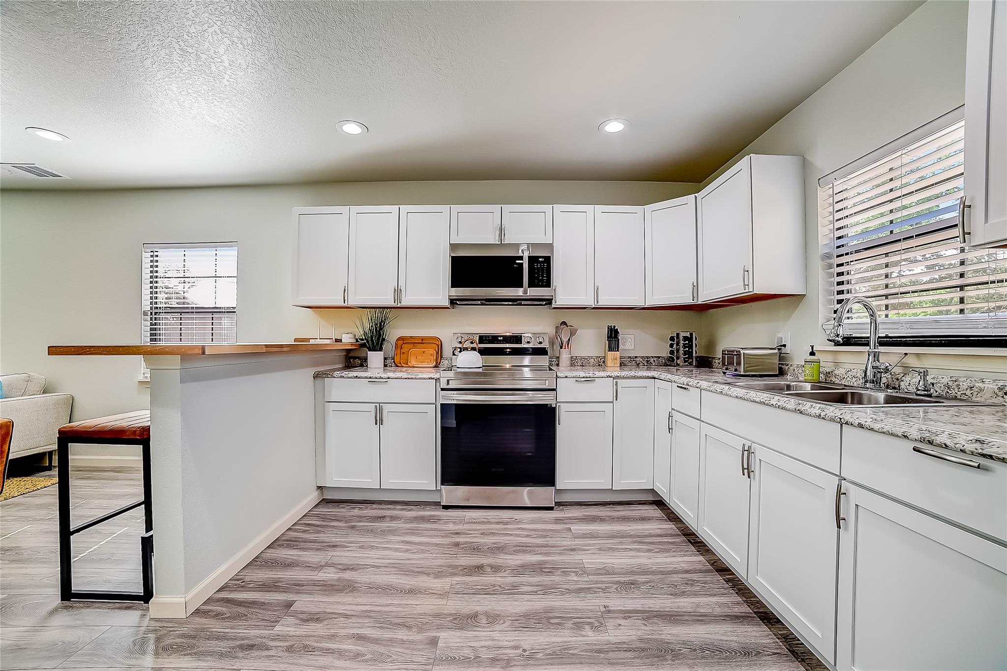 Image 22 of 28 For 1374 Forest View Dr