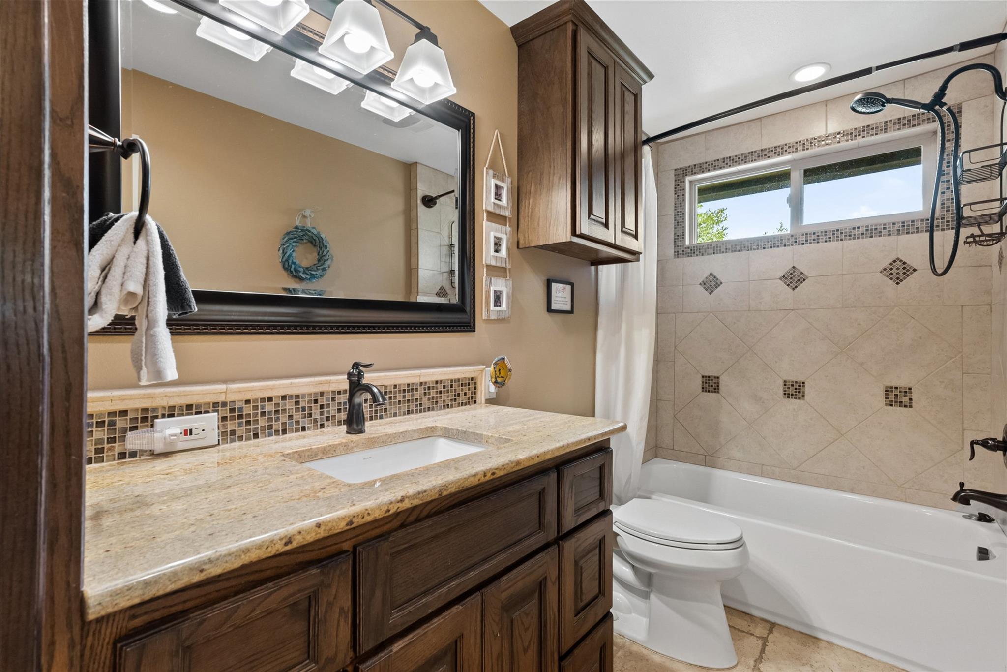 Image 26 of 40 For 259 Oak Hideaway Dr