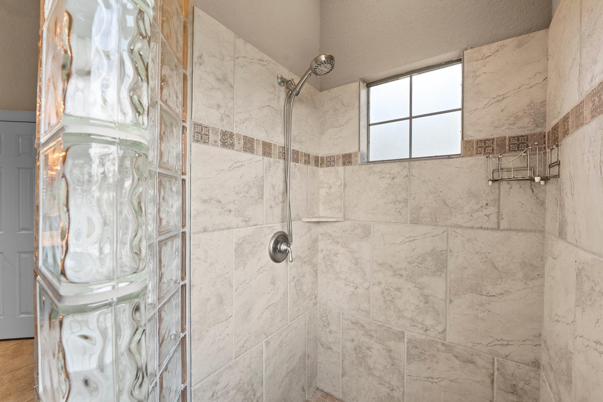 Image 16 of 40 For 5310 River Oaks Dr