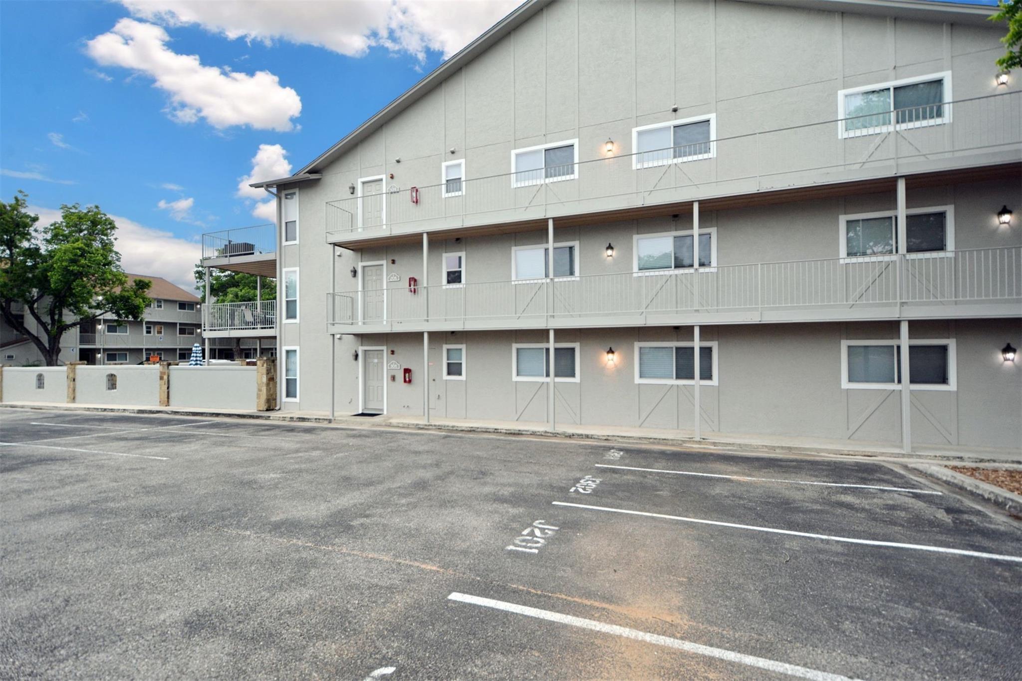 Image 2 of 39 For 730 Mather St J-301