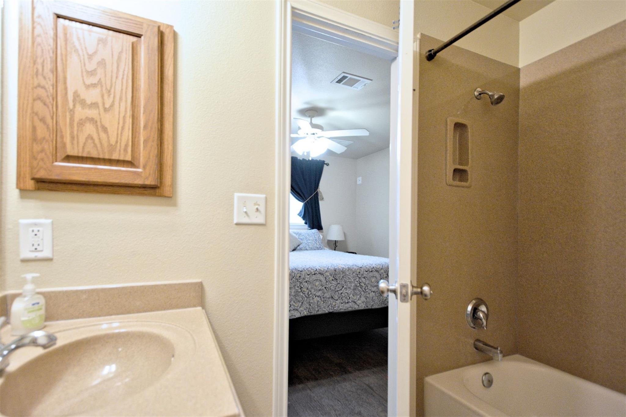 Image 26 of 39 For 730 Mather St J-301
