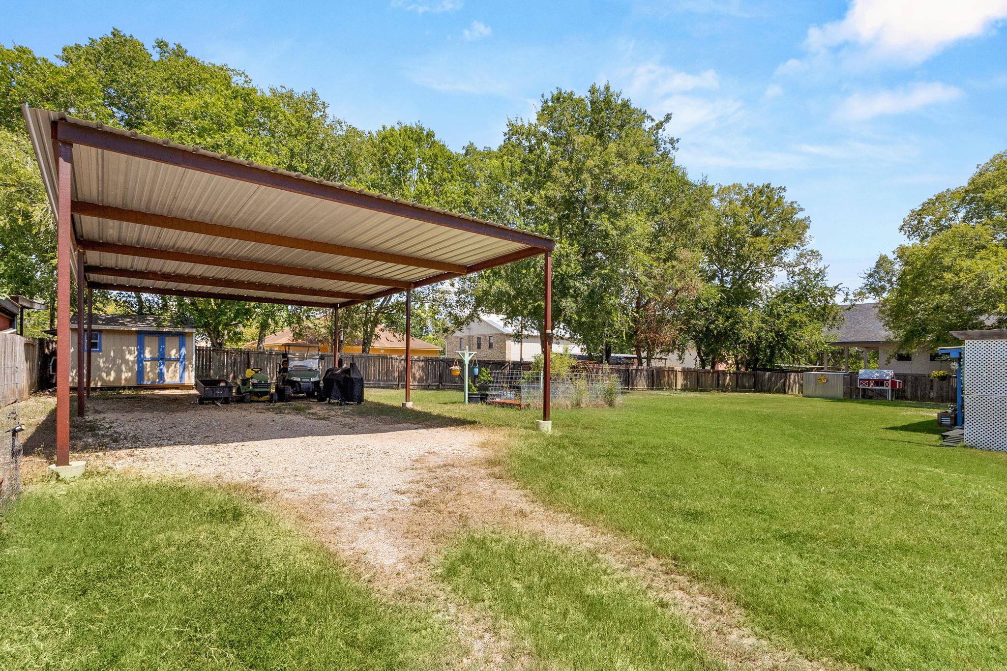 Image 20 of 21 For 195 Lakeside Dr