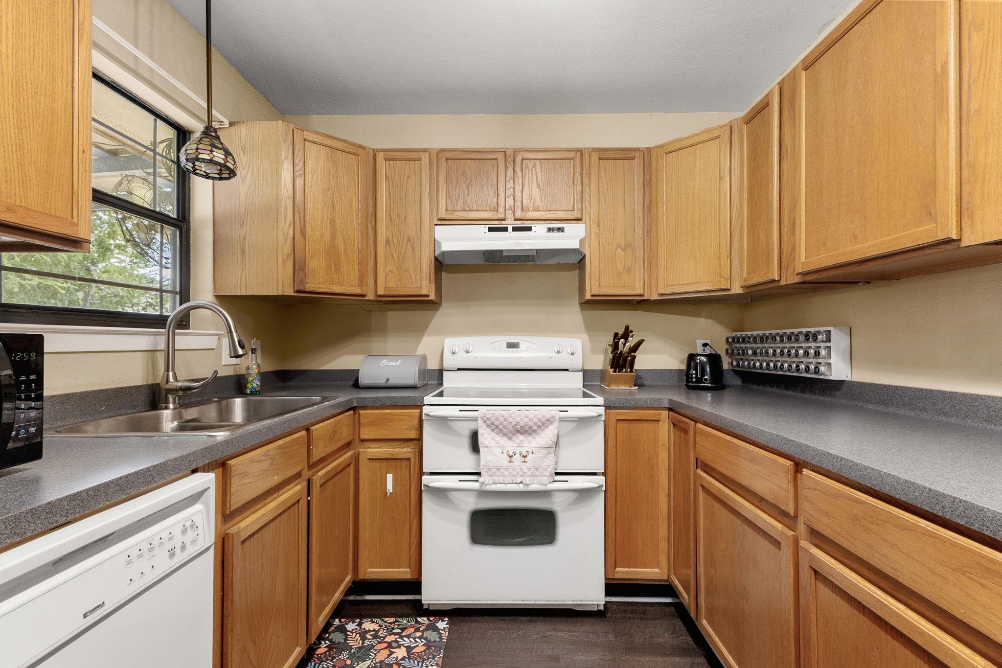 Image 9 of 21 For 195 Lakeside Dr