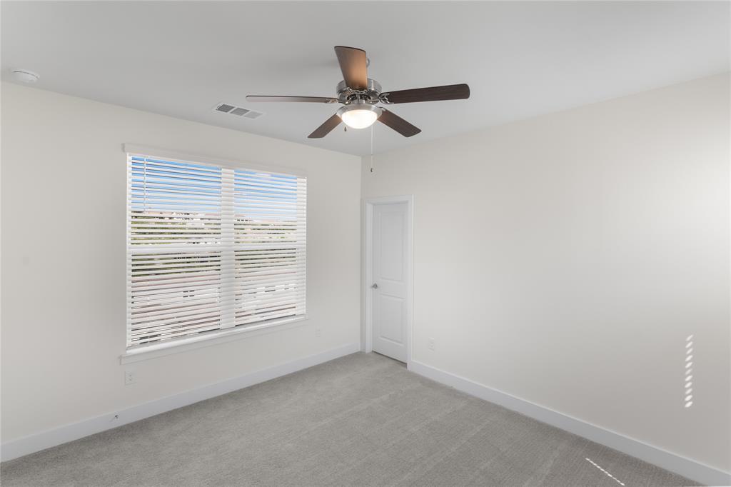 Image 12 of 33 For 18531 Kyle Seal Pkwy 025