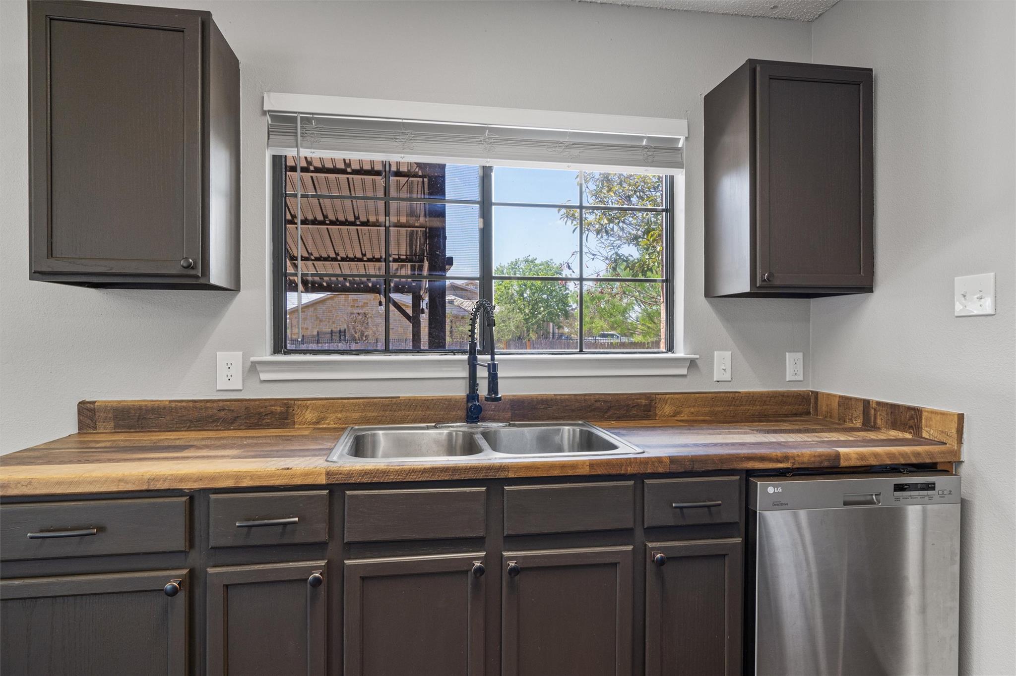 Image 13 of 30 For 1082 Stone Holw