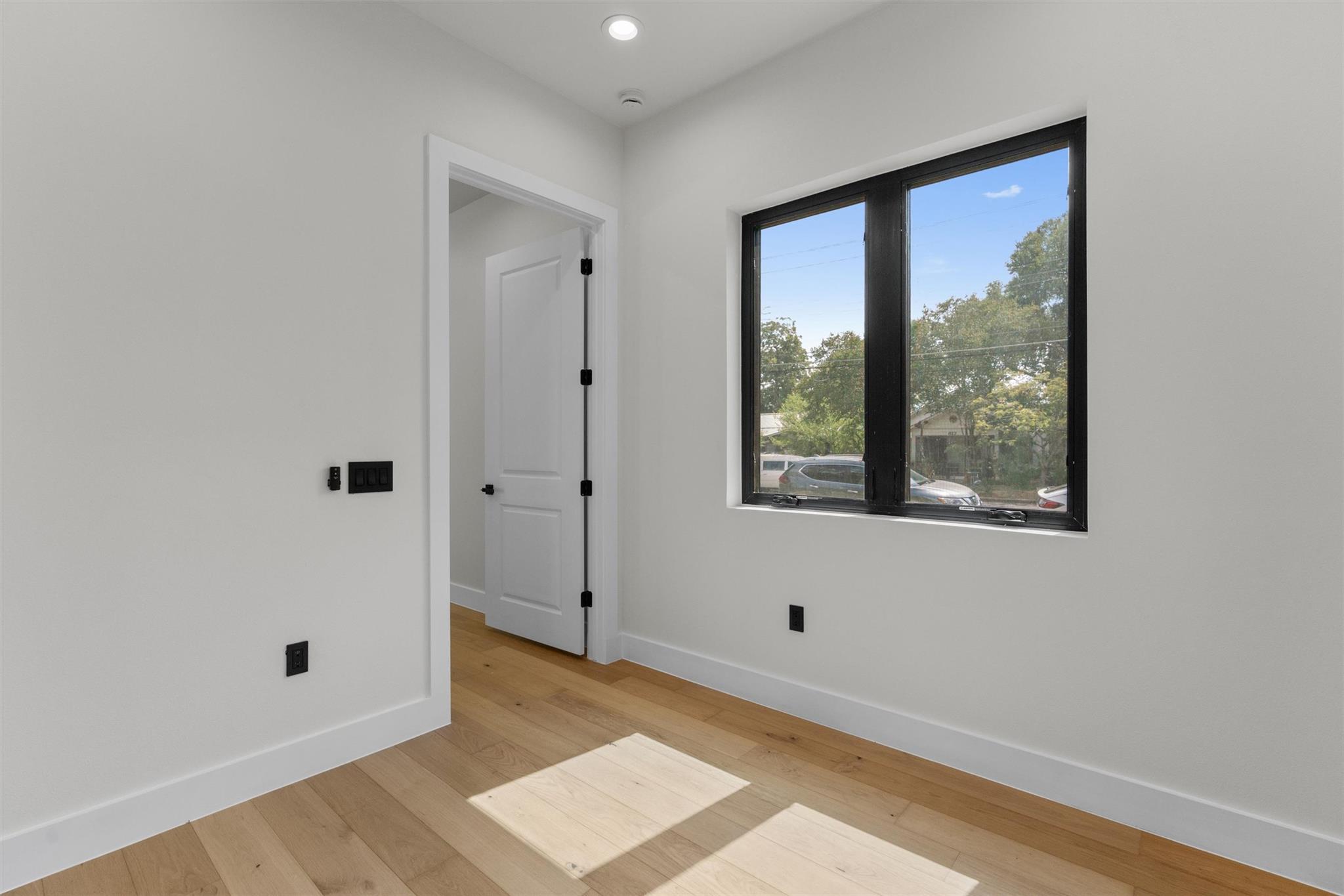 Image 15 of 36 For 818 Stark St A