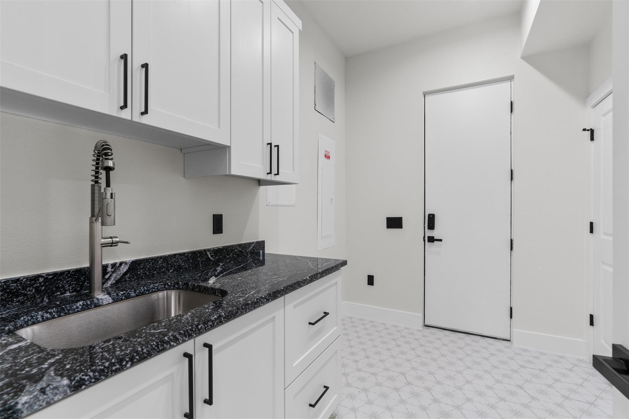 Image 18 of 36 For 818 Stark St A