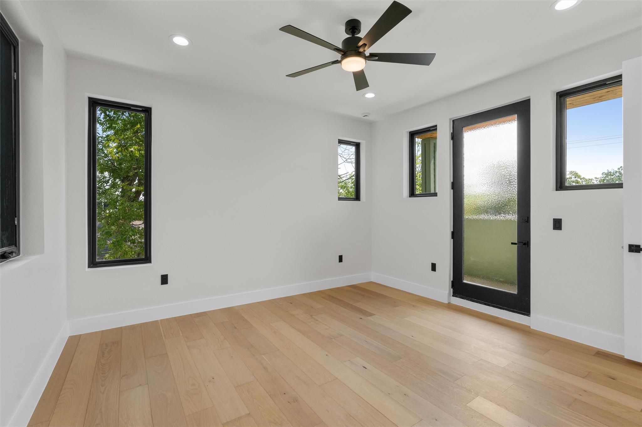 Image 19 of 36 For 818 Stark St A