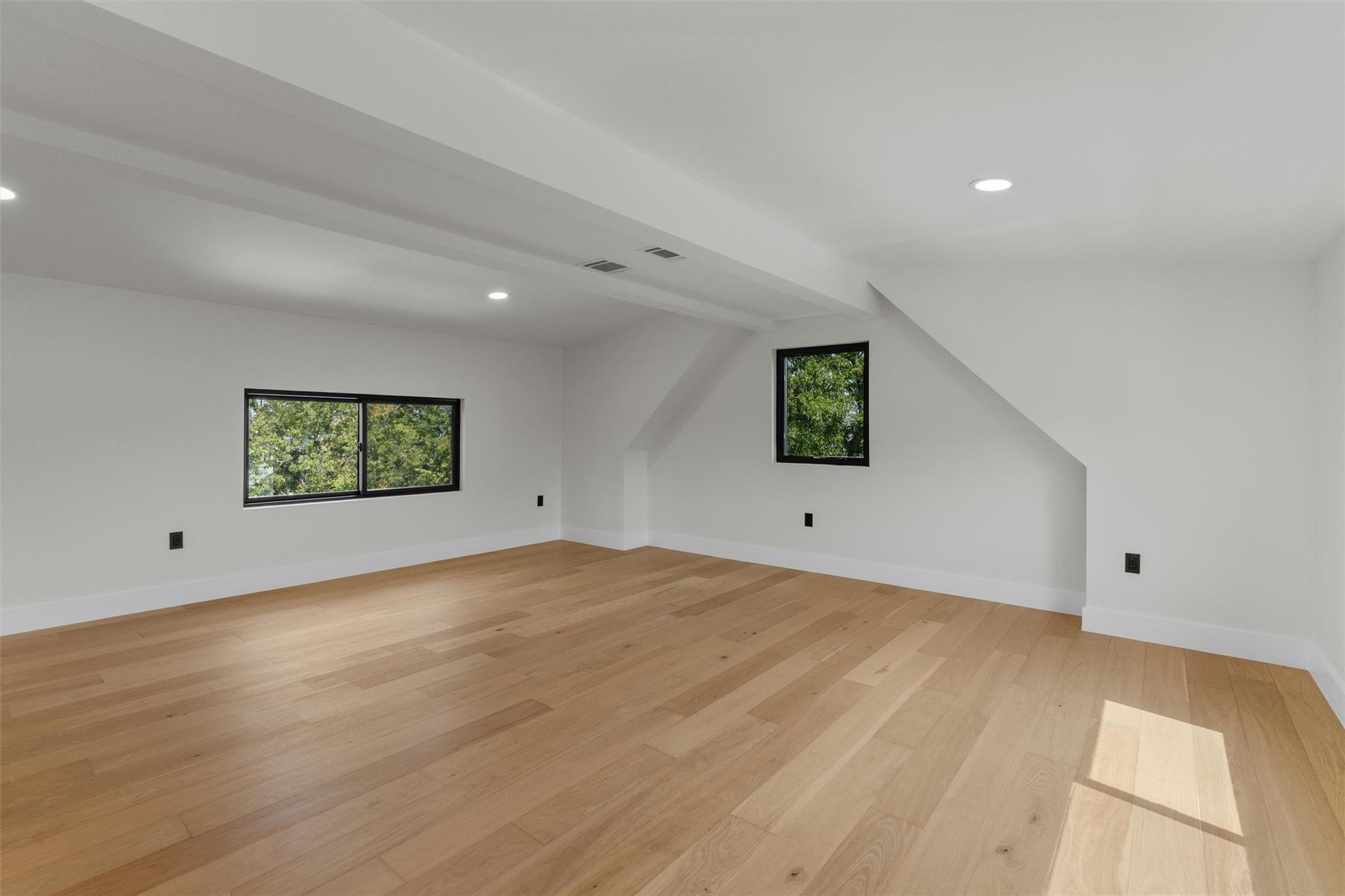 Image 30 of 36 For 818 Stark St A