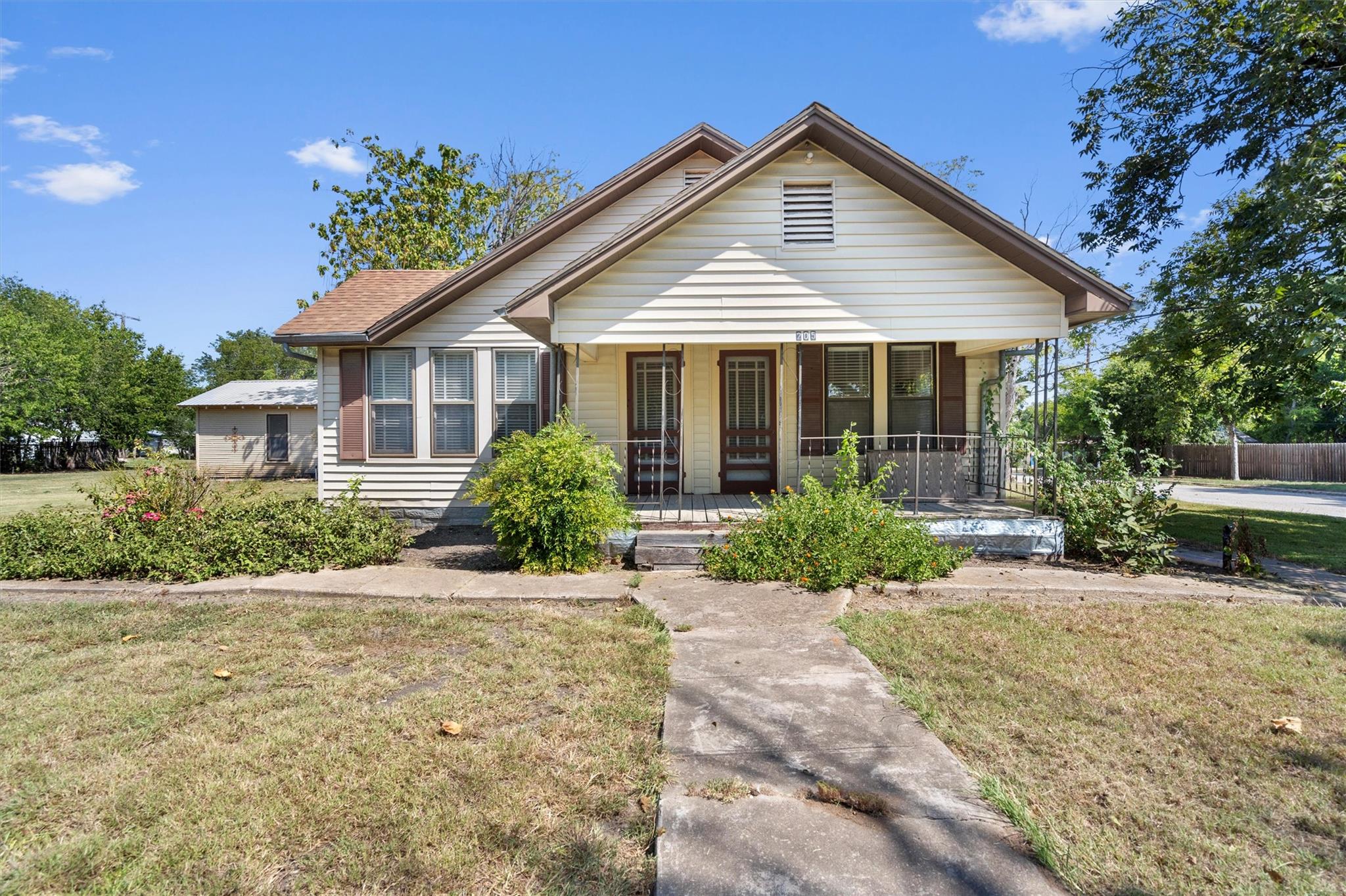 Details for 205 Broadway St, Granger, TX 76530