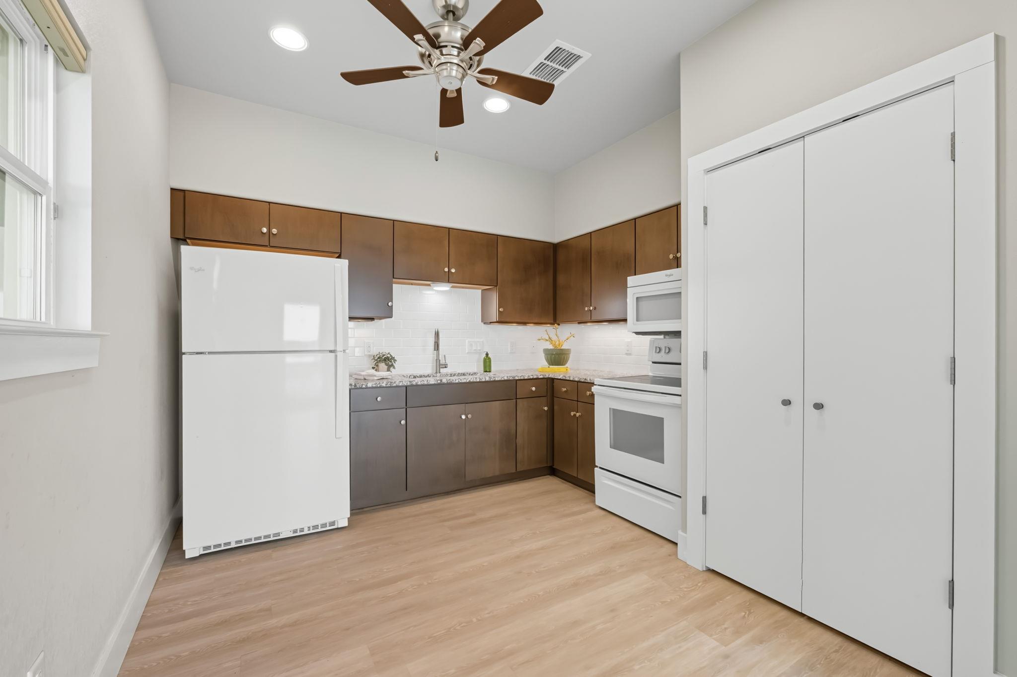 Image 38 of 40 For 128 Skylight Trl