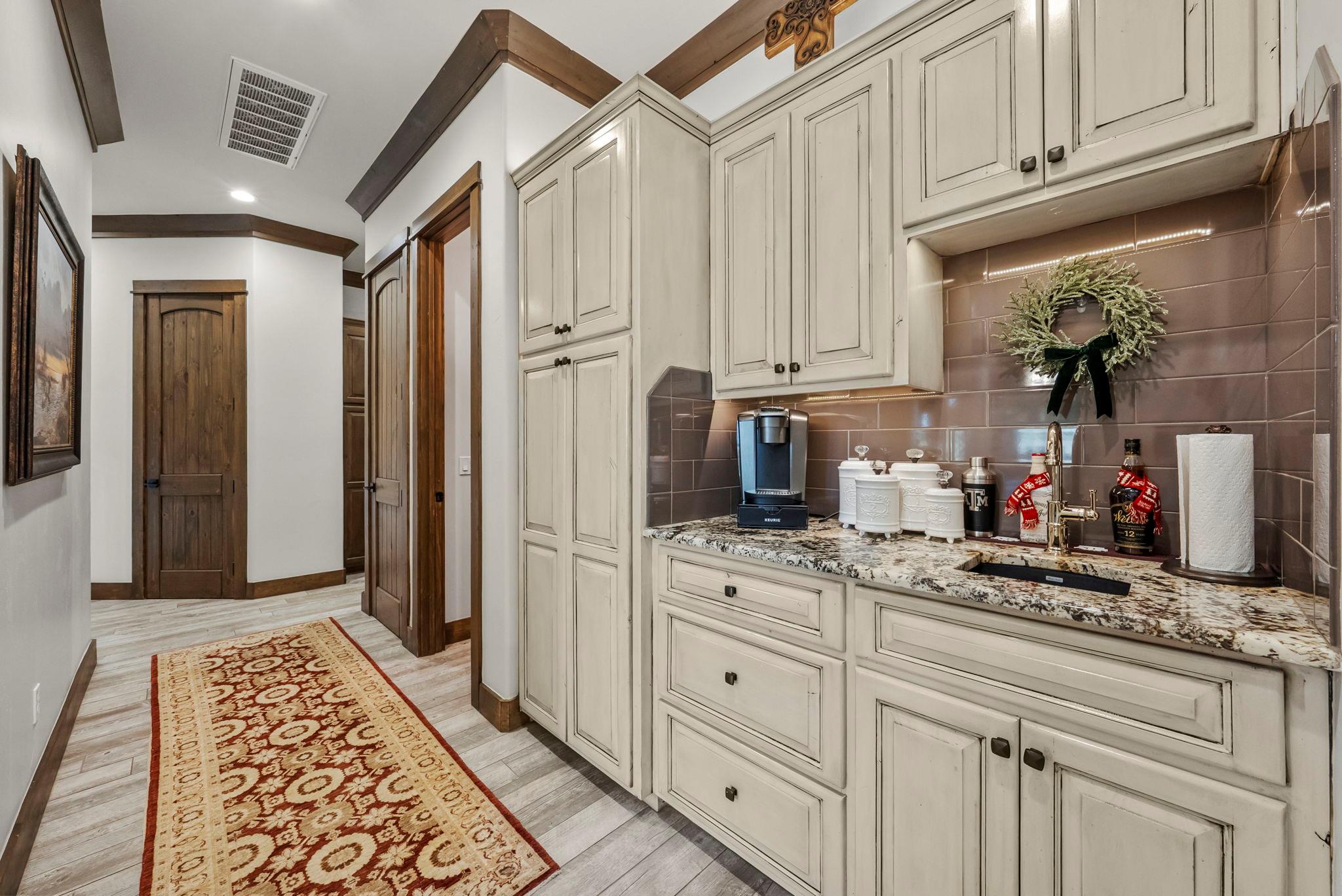 Image 11 of 40 For 901 Crown Ln