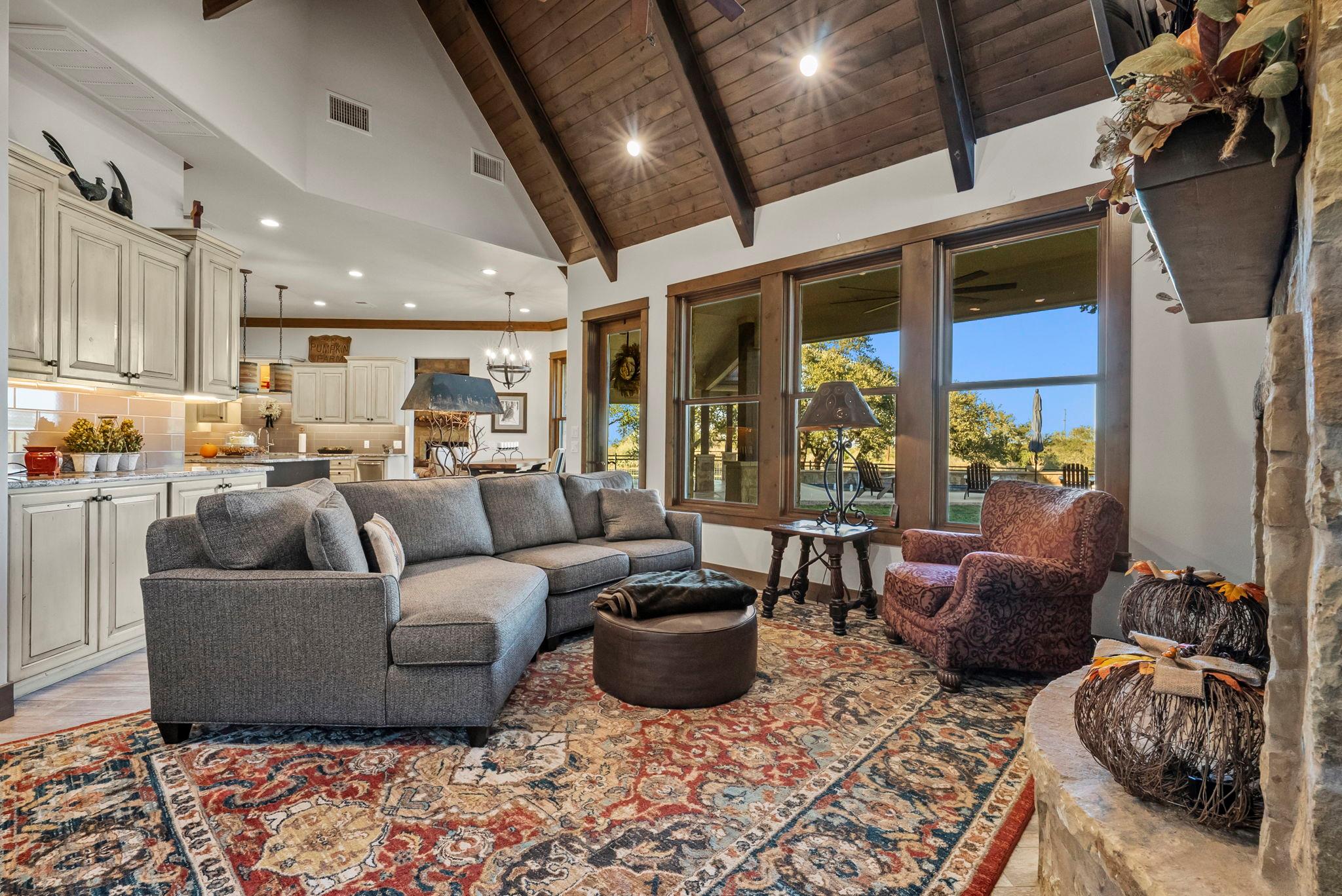 Image 14 of 40 For 901 Crown Ln