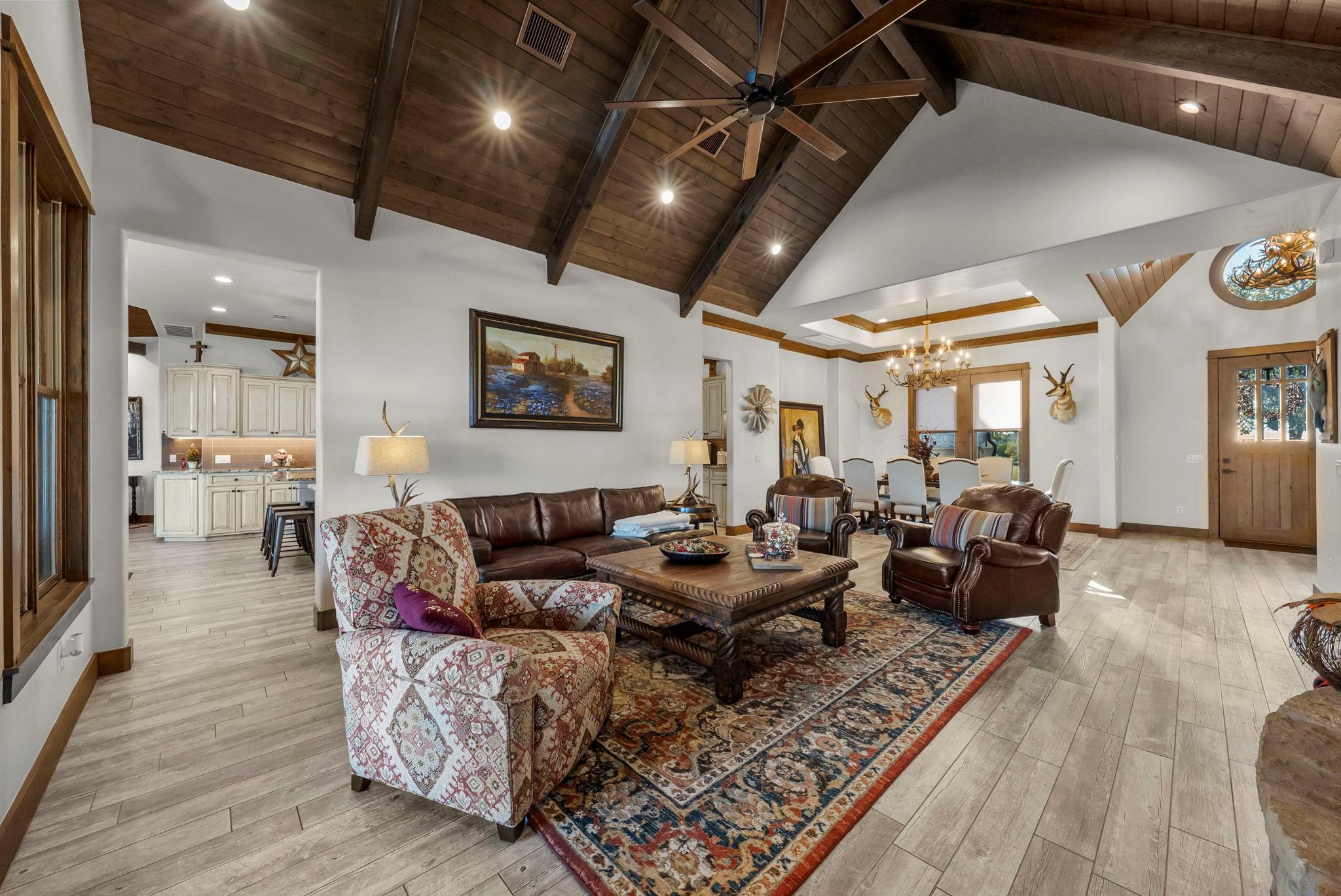 Image 21 of 40 For 901 Crown Ln