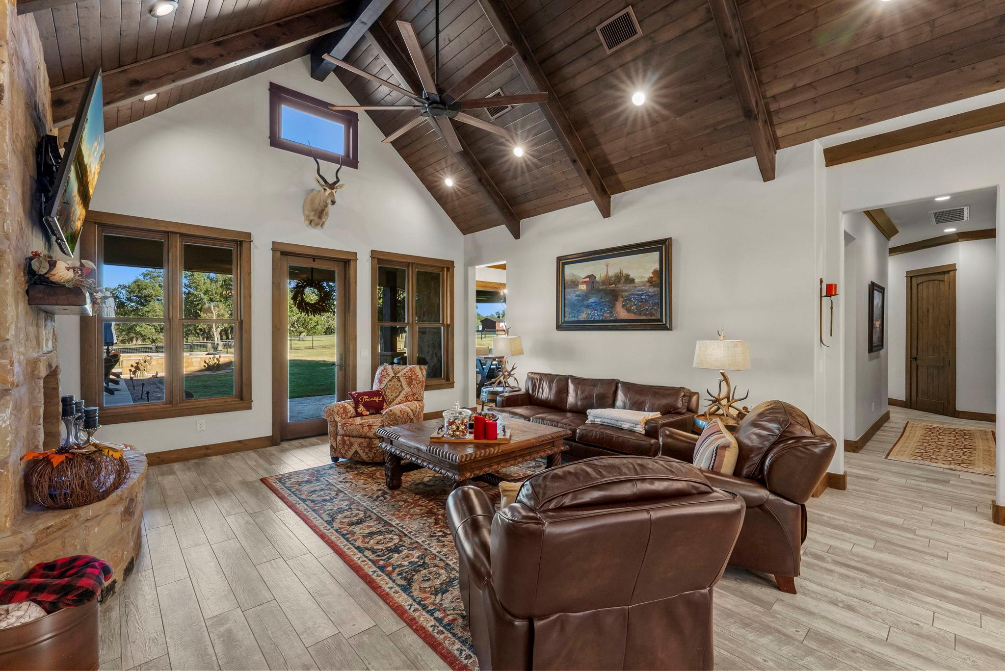 Image 22 of 40 For 901 Crown Ln