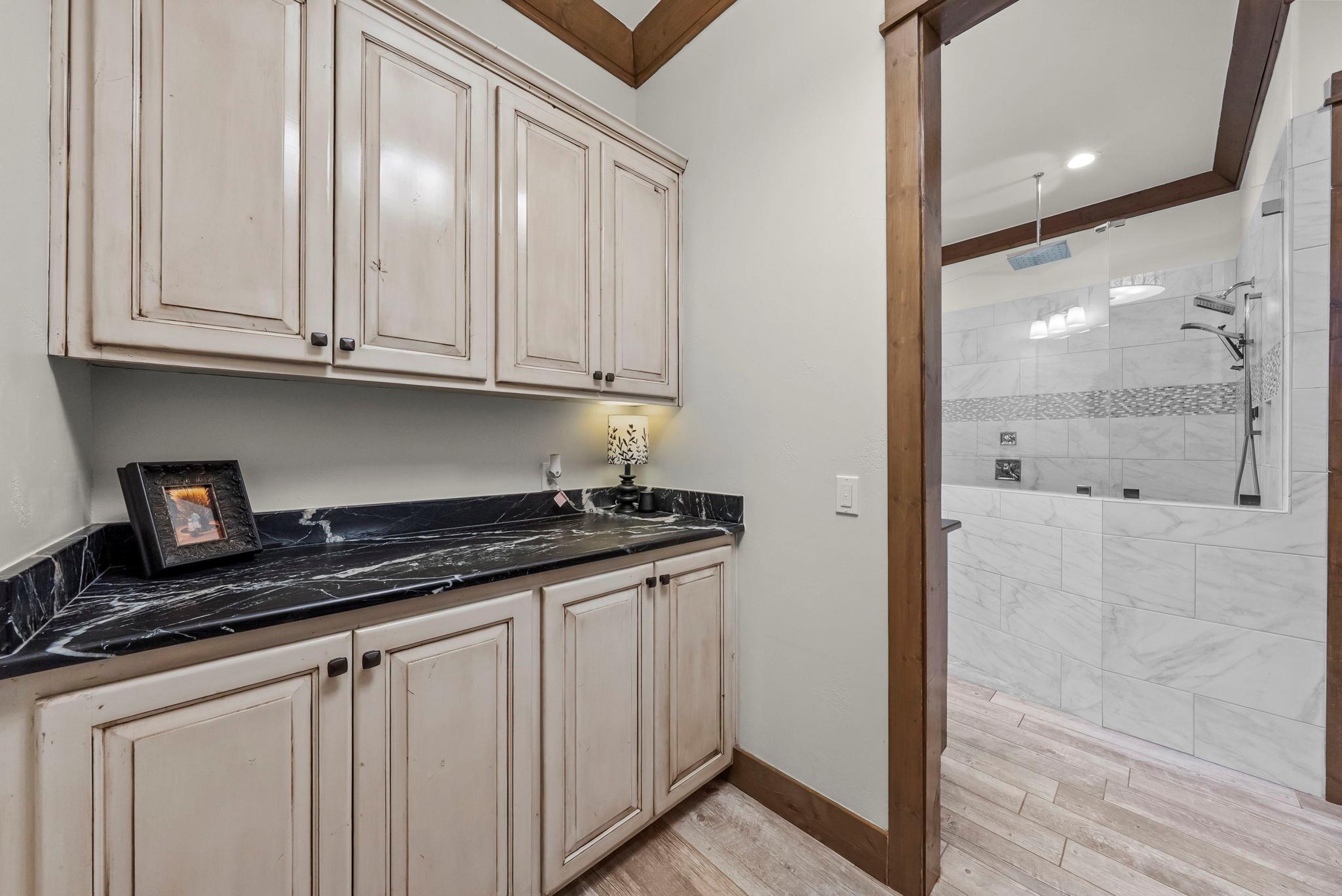 Image 25 of 40 For 901 Crown Ln