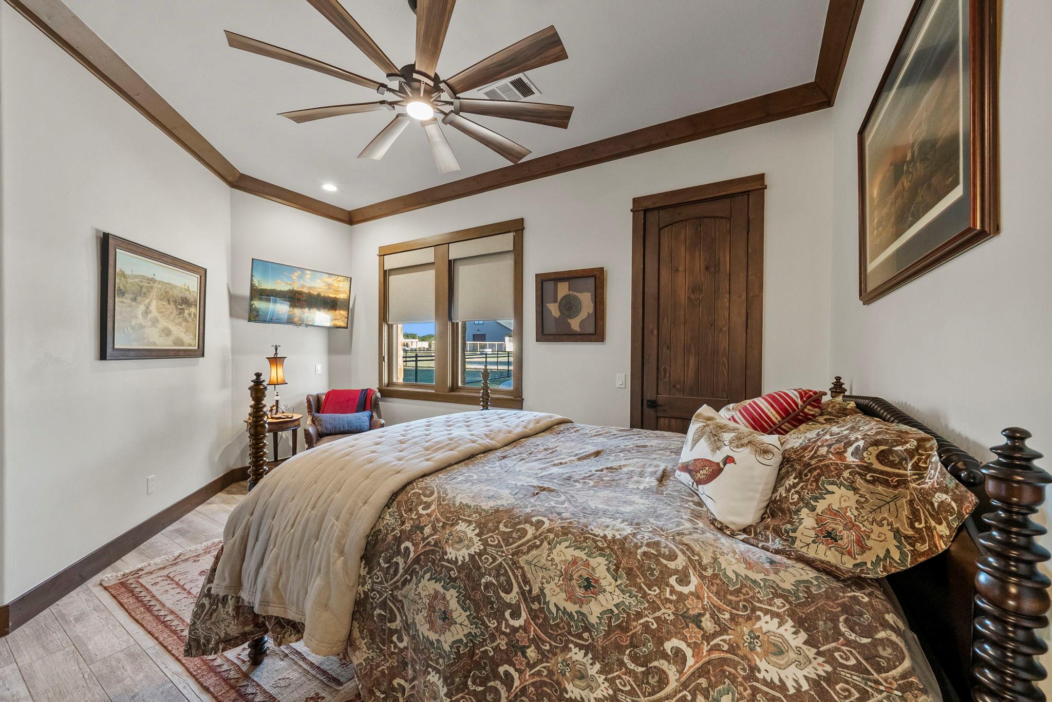 Image 29 of 40 For 901 Crown Ln