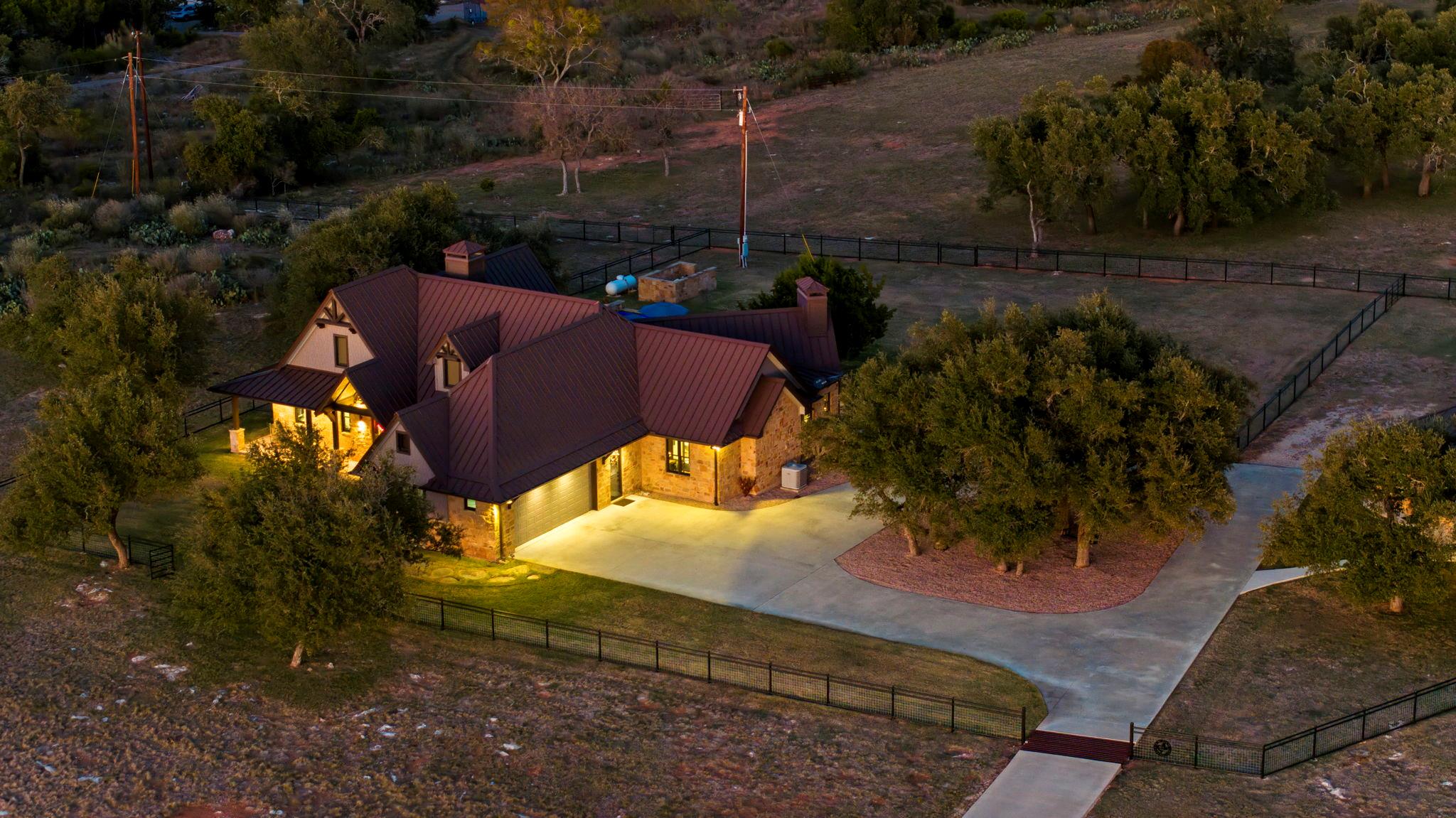 Image 3 of 40 For 901 Crown Ln