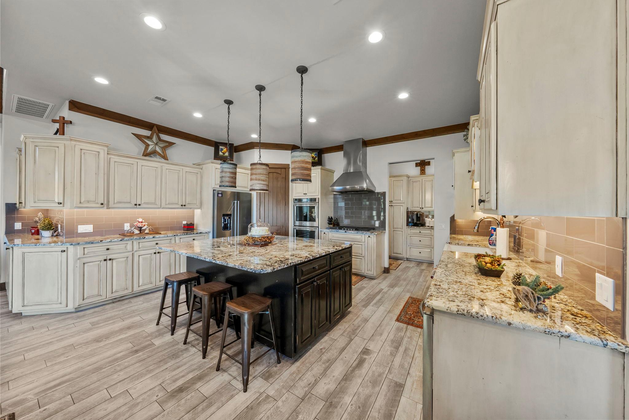 Image 8 of 40 For 901 Crown Ln