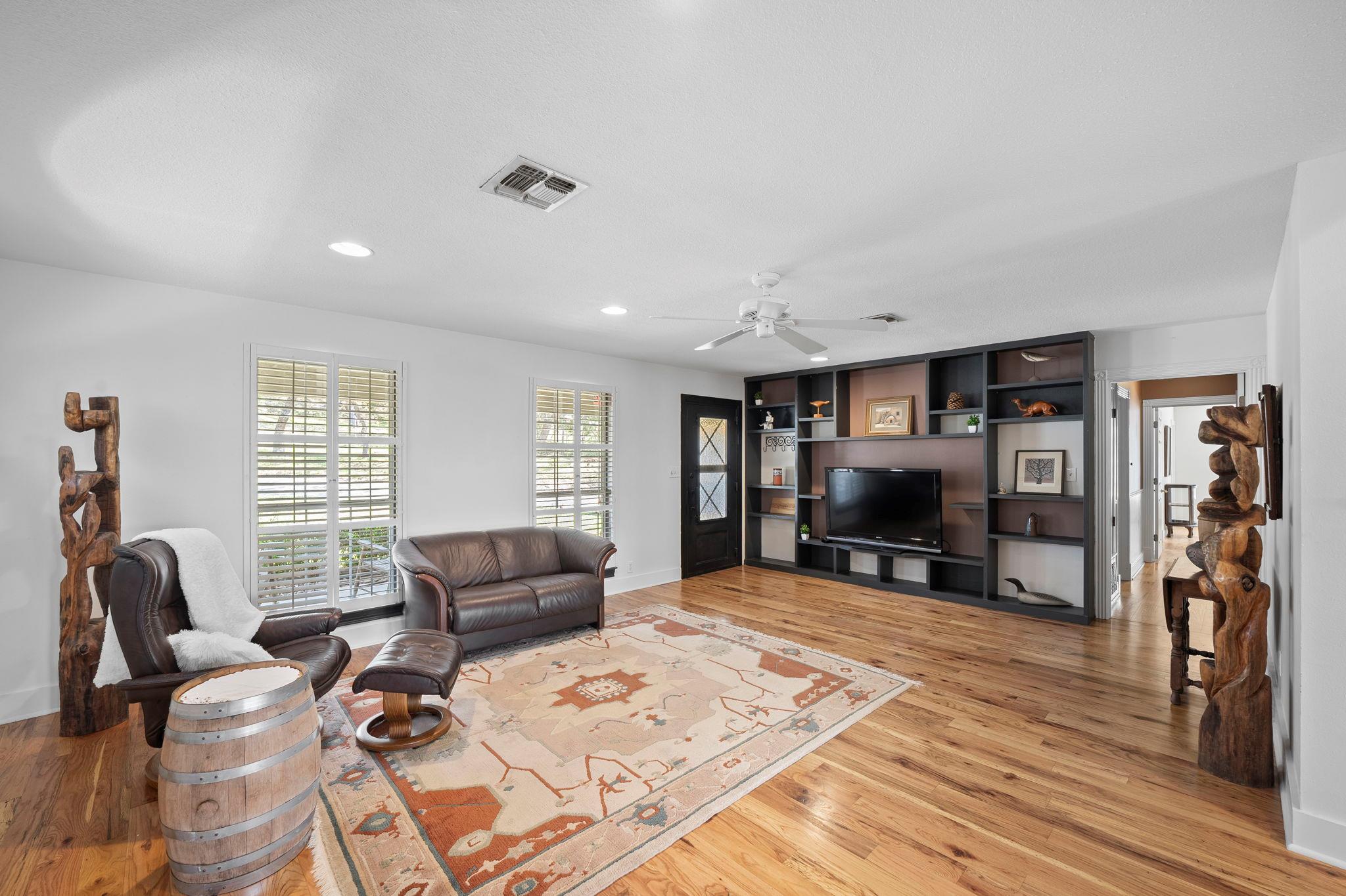 Image 5 of 38 For 1025 Blue Water Dr