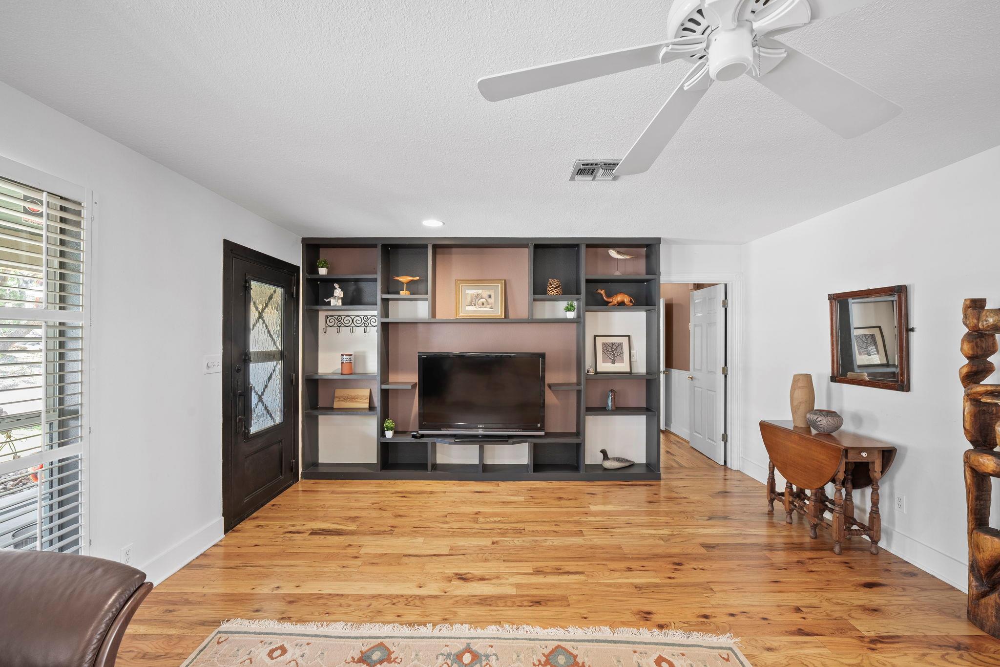 Image 8 of 38 For 1025 Blue Water Dr