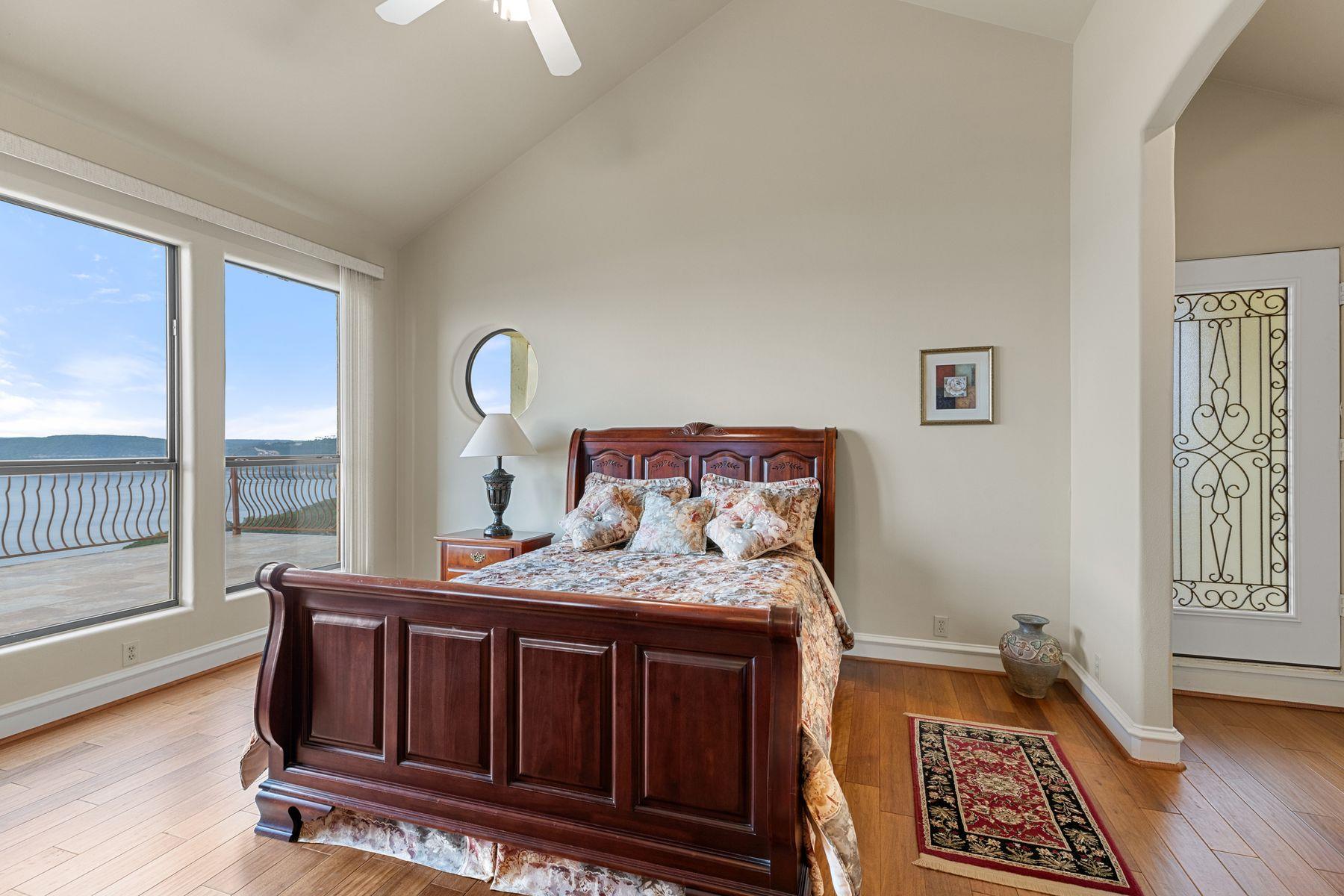 Image 22 of 37 For 12600 Lyndon Dr