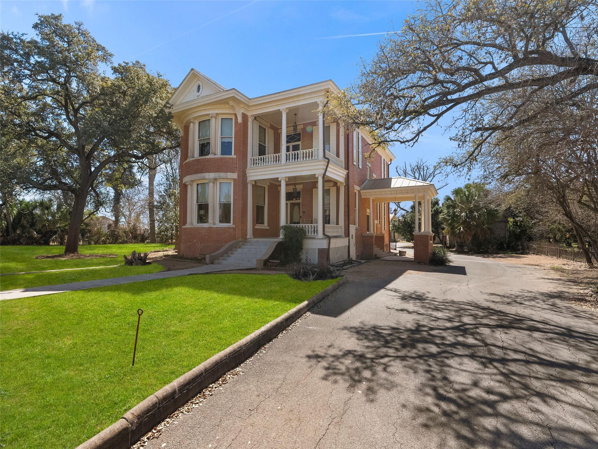 Image 3 of 40 For 372 Magazine Ave