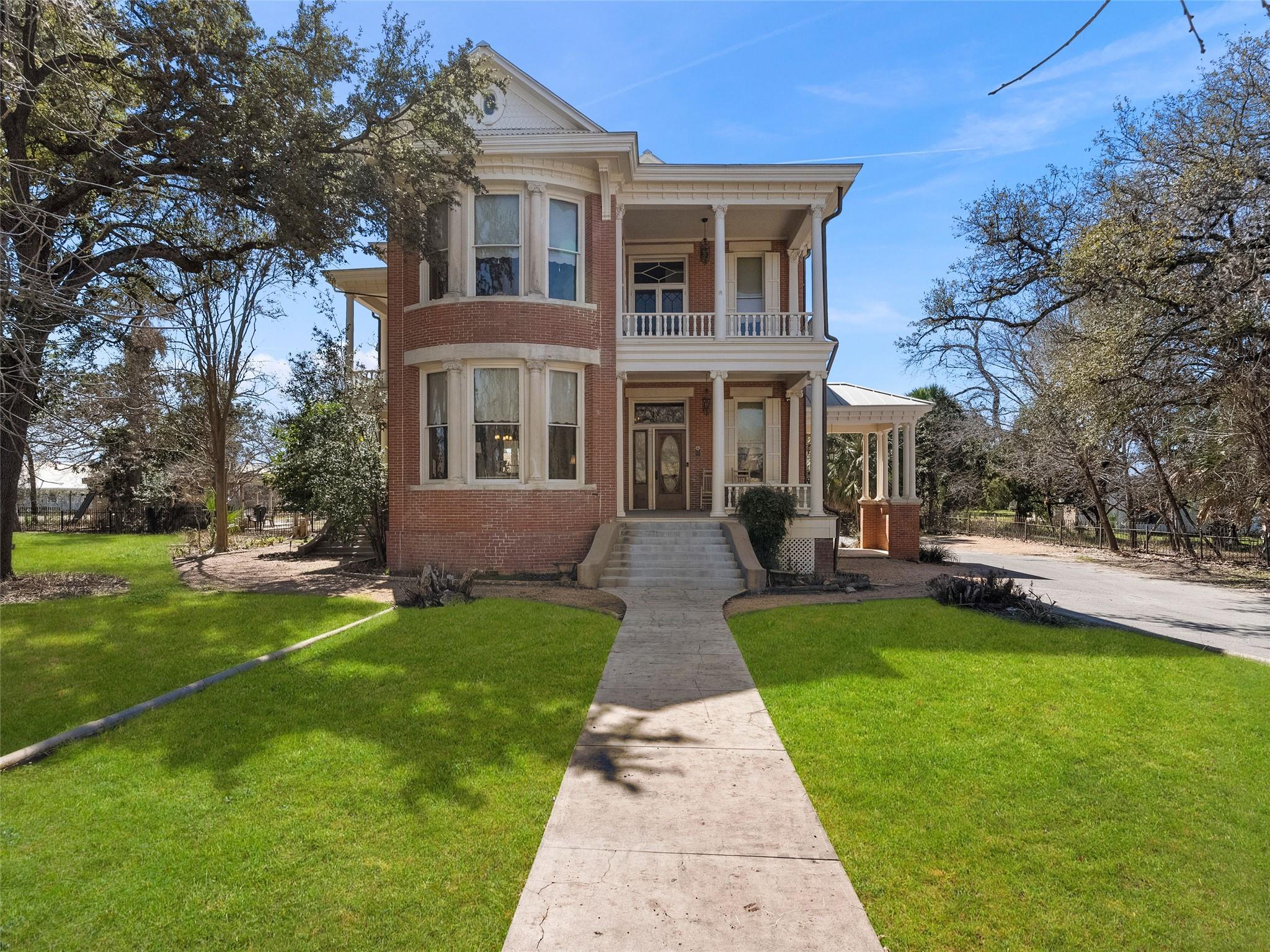 Image 4 of 40 For 372 Magazine Ave