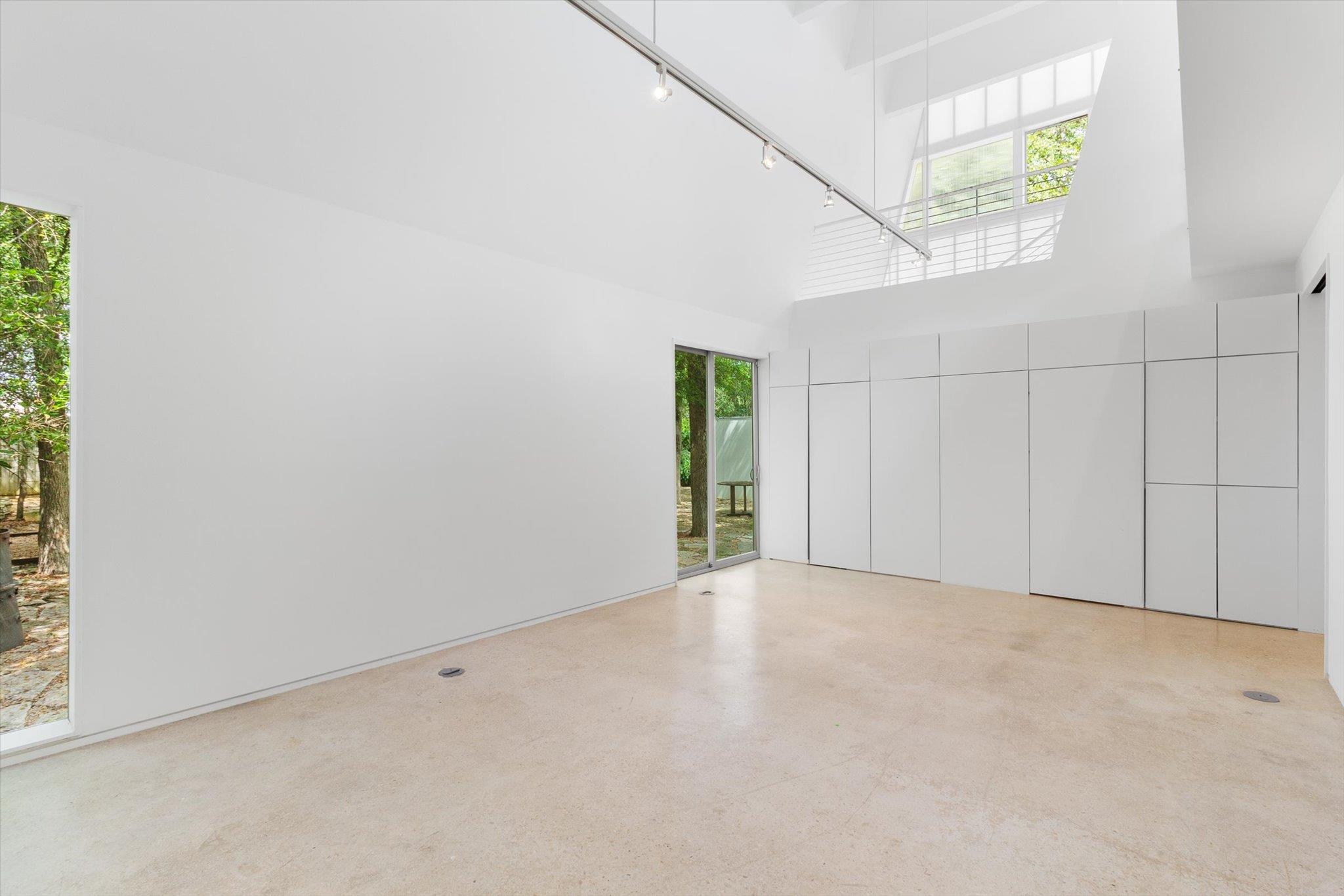 Image 21 of 40 For 708 Snyder Hill Dr