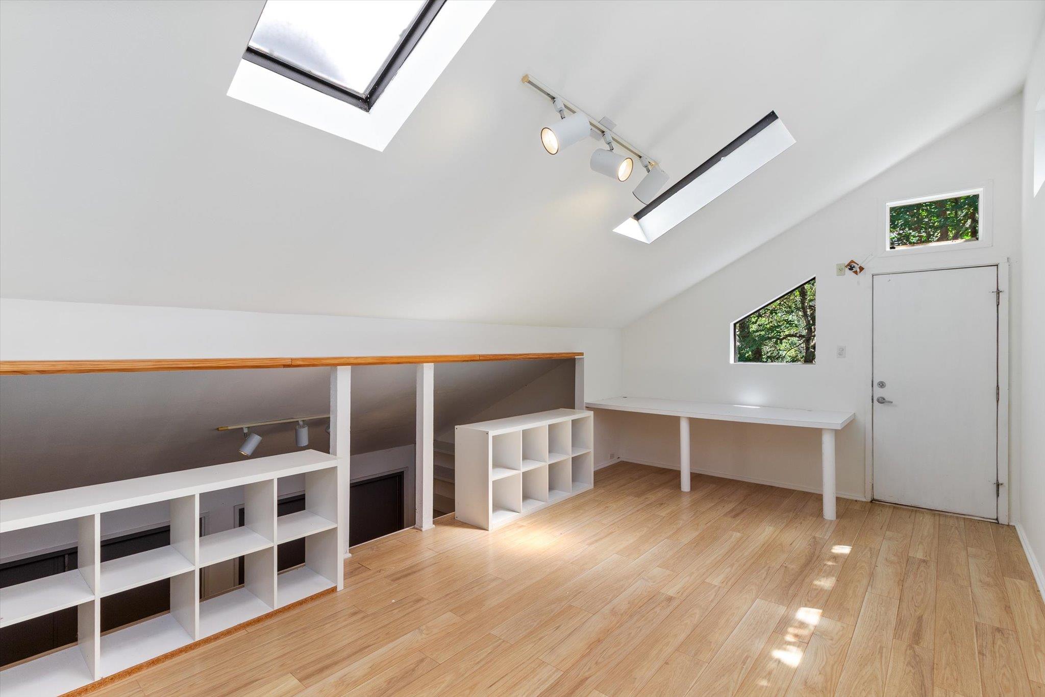 Image 30 of 40 For 708 Snyder Hill Dr