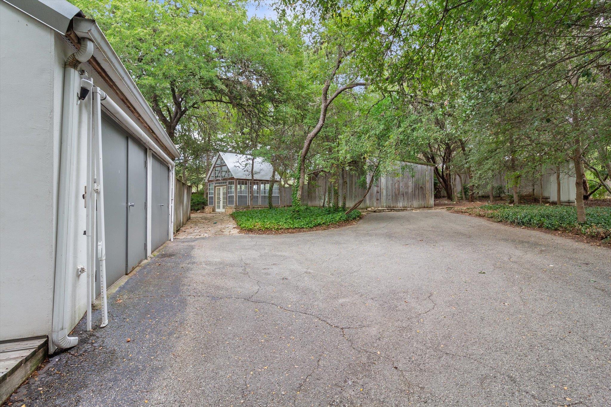 Image 33 of 40 For 708 Snyder Hill Dr