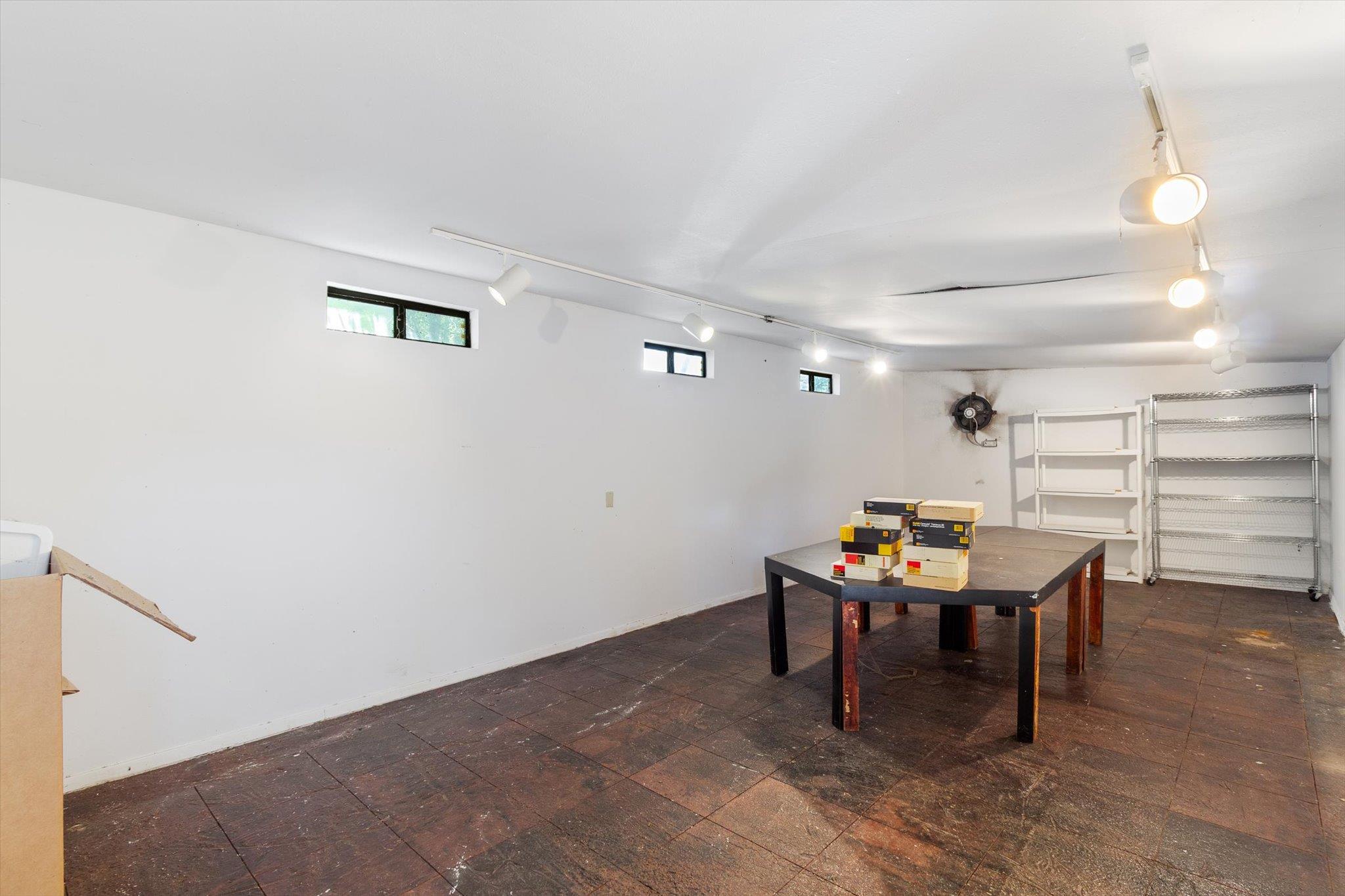 Image 34 of 40 For 708 Snyder Hill Dr