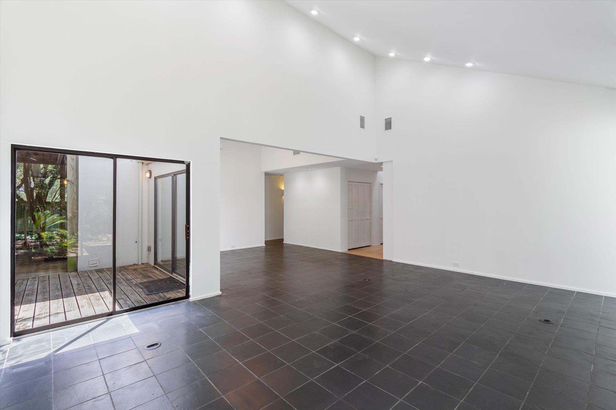 Image 4 of 40 For 708 Snyder Hill Dr