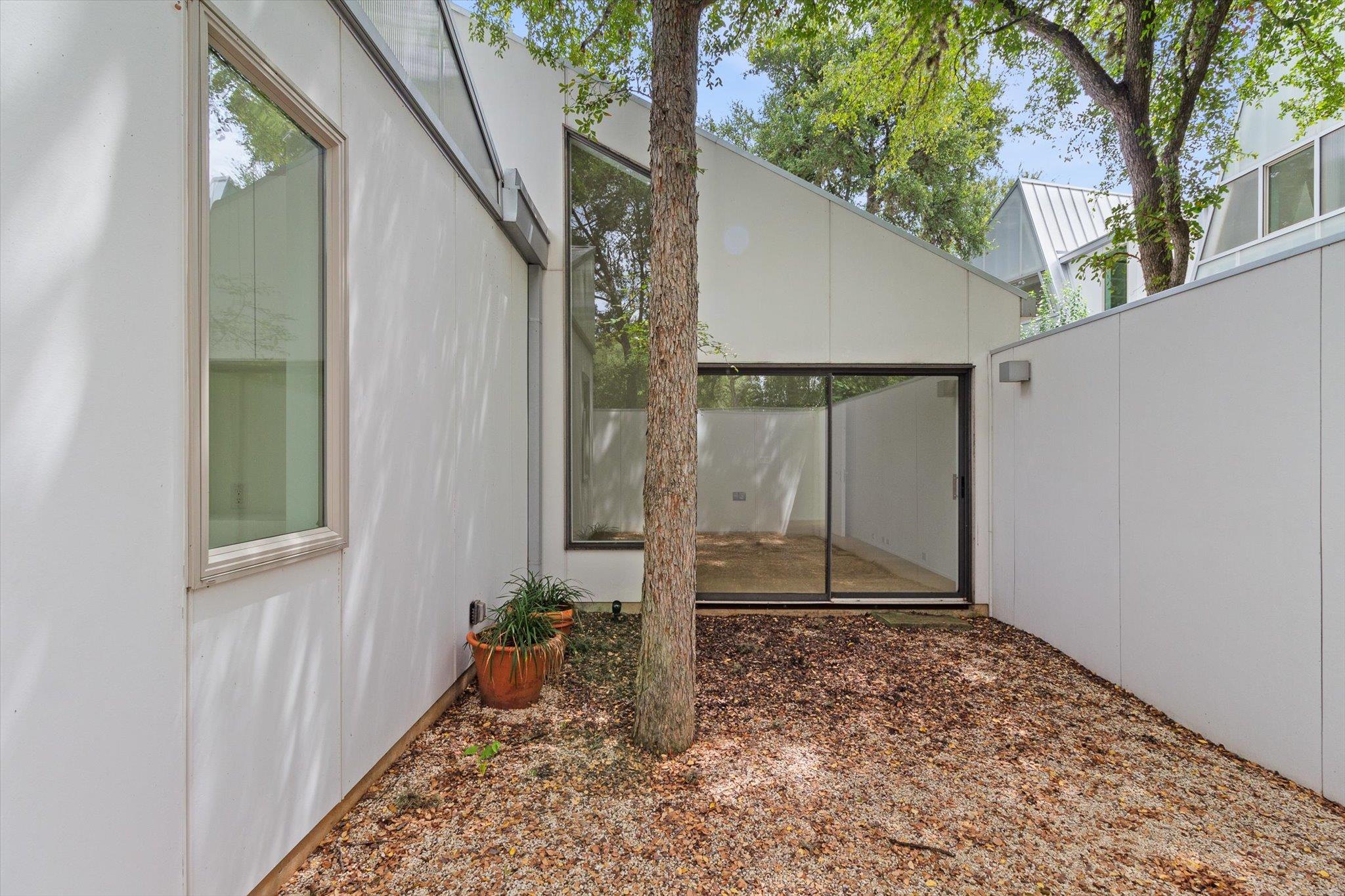 Image 5 of 40 For 708 Snyder Hill Dr