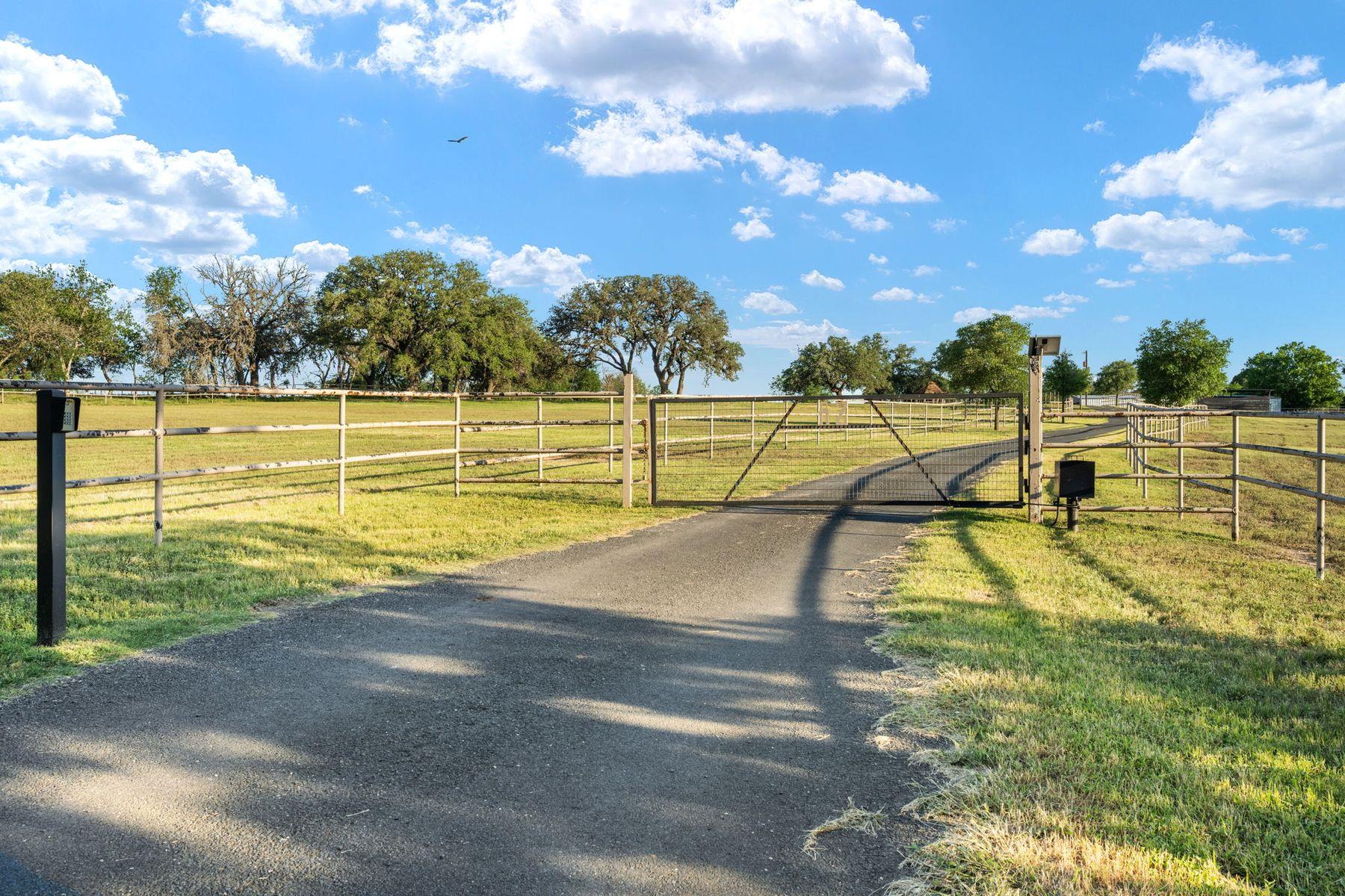 Details for 25 Zoeller Ln, Boerne, TX 78006