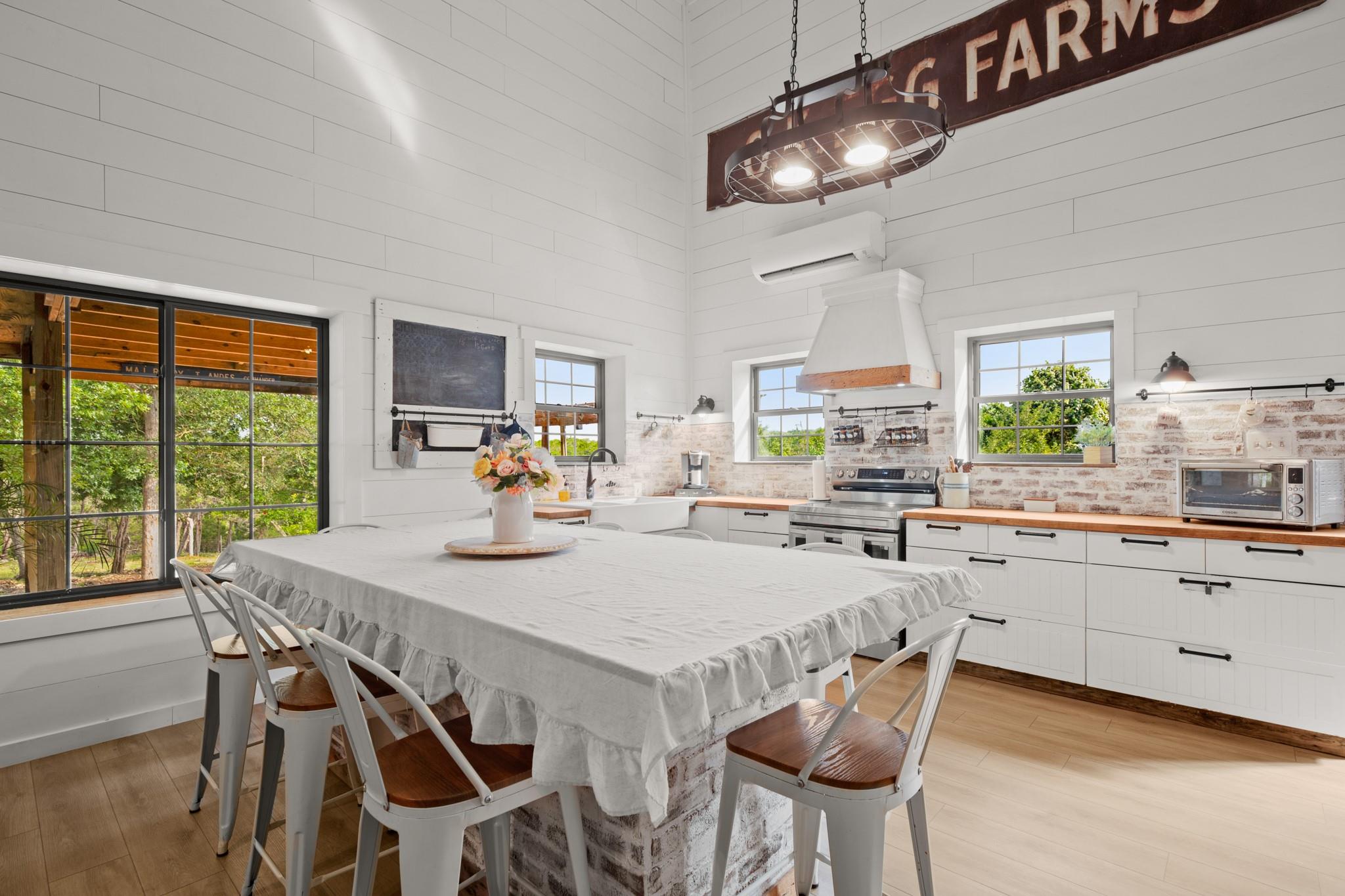 Image 2 of 40 For 320 Pecan 3  